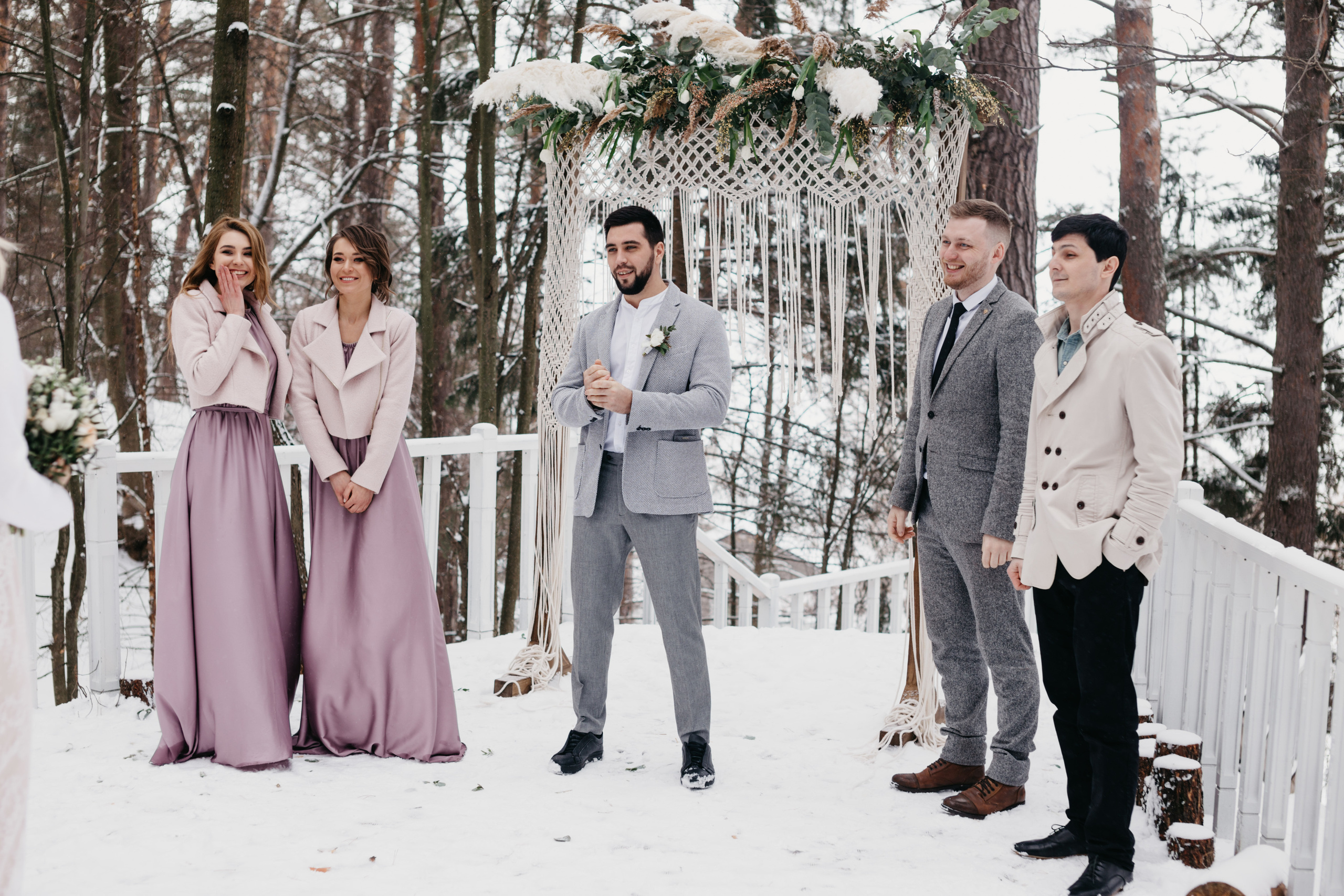 Свадебная прогулка в загородном отеле Pine River. Свадебный фотограф Калуга Москва Диана Румянцева