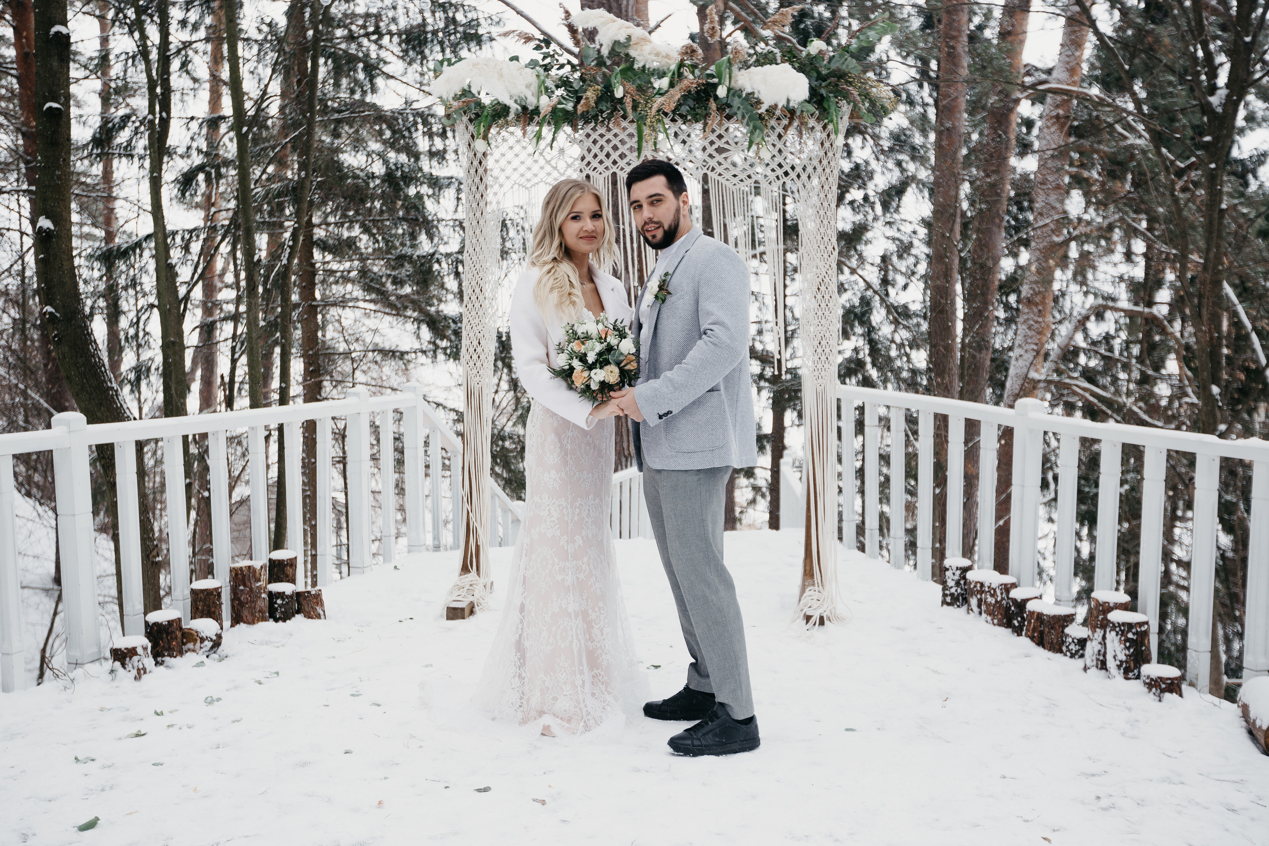 Свадебная прогулка в загородном отеле Pine River. Свадебный фотограф Калуга Москва Диана Румянцева