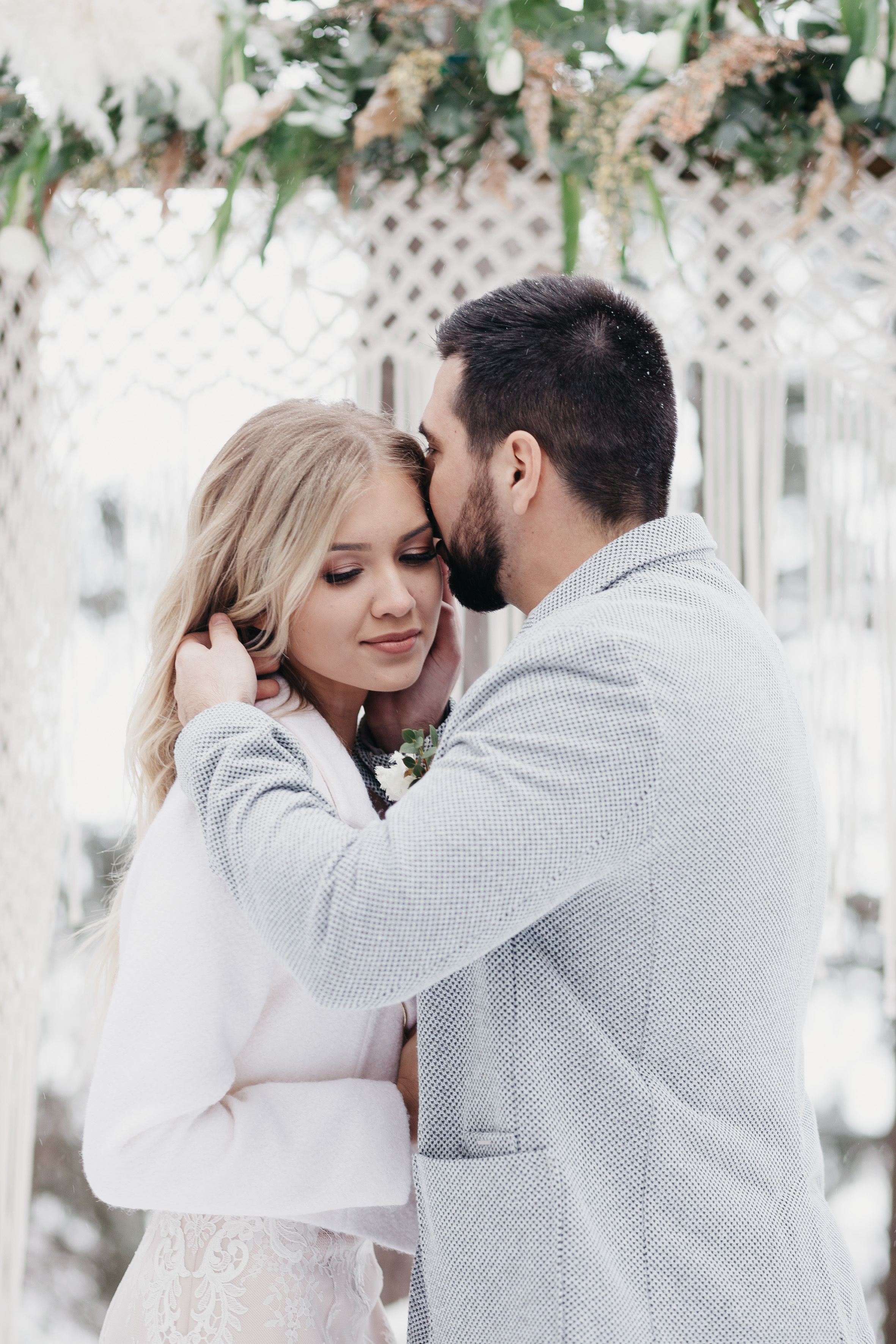 Свадебная прогулка в загородном отеле Pine River. Свадебный фотограф Калуга Москва Диана Румянцева