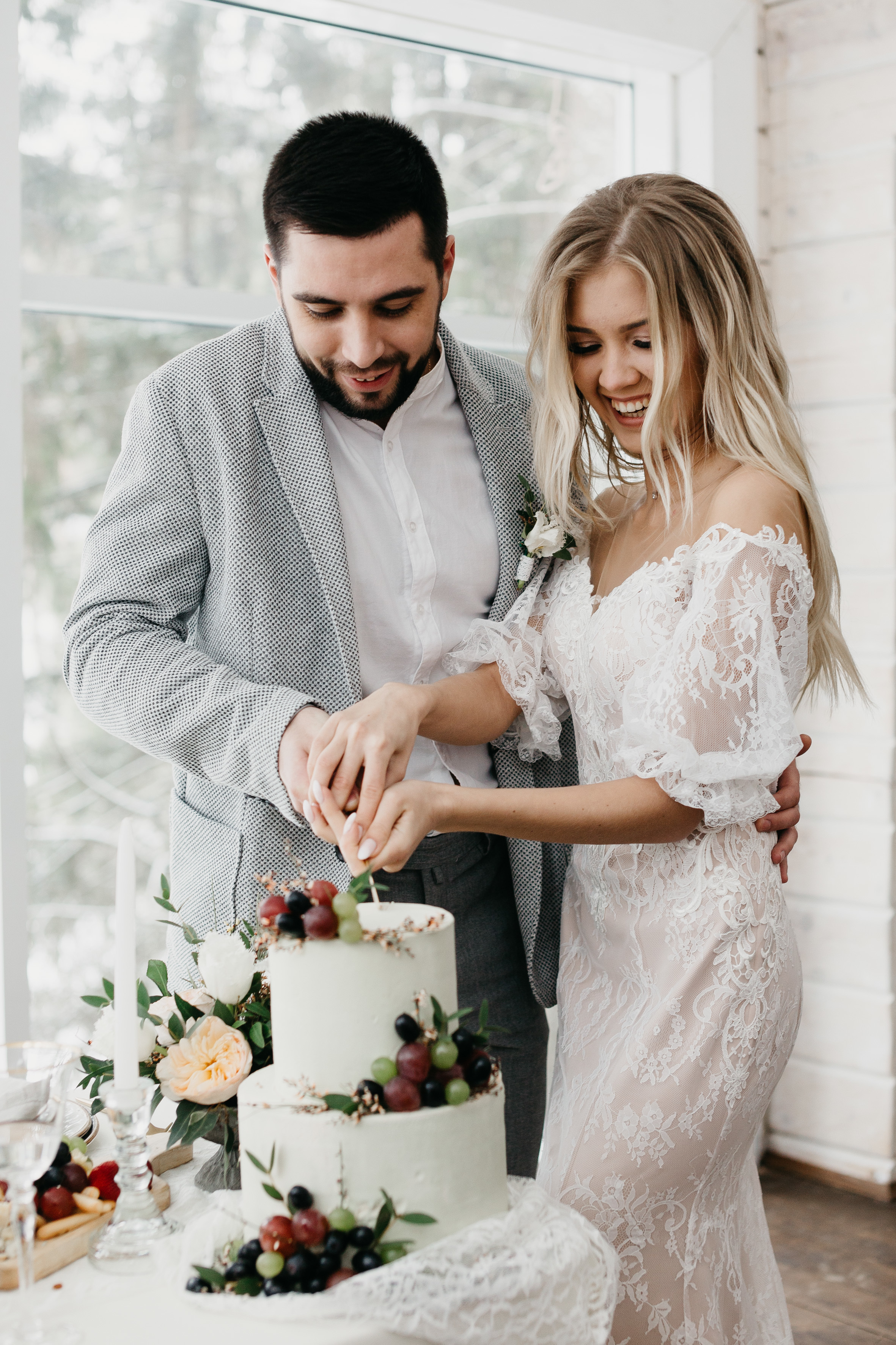 Свадебная прогулка в загородном отеле Pine River. Свадебный фотограф Калуга Москва Диана Румянцева