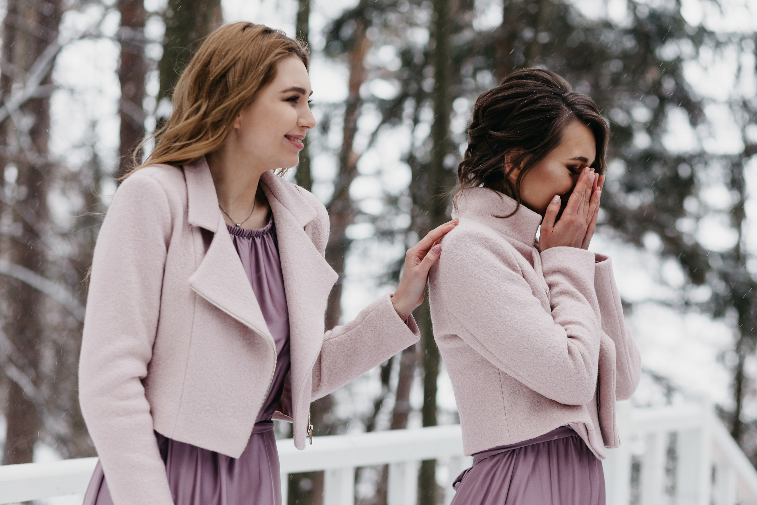 Свадебная прогулка в загородном отеле Pine River. Свадебный фотограф Калуга Москва Диана Румянцева