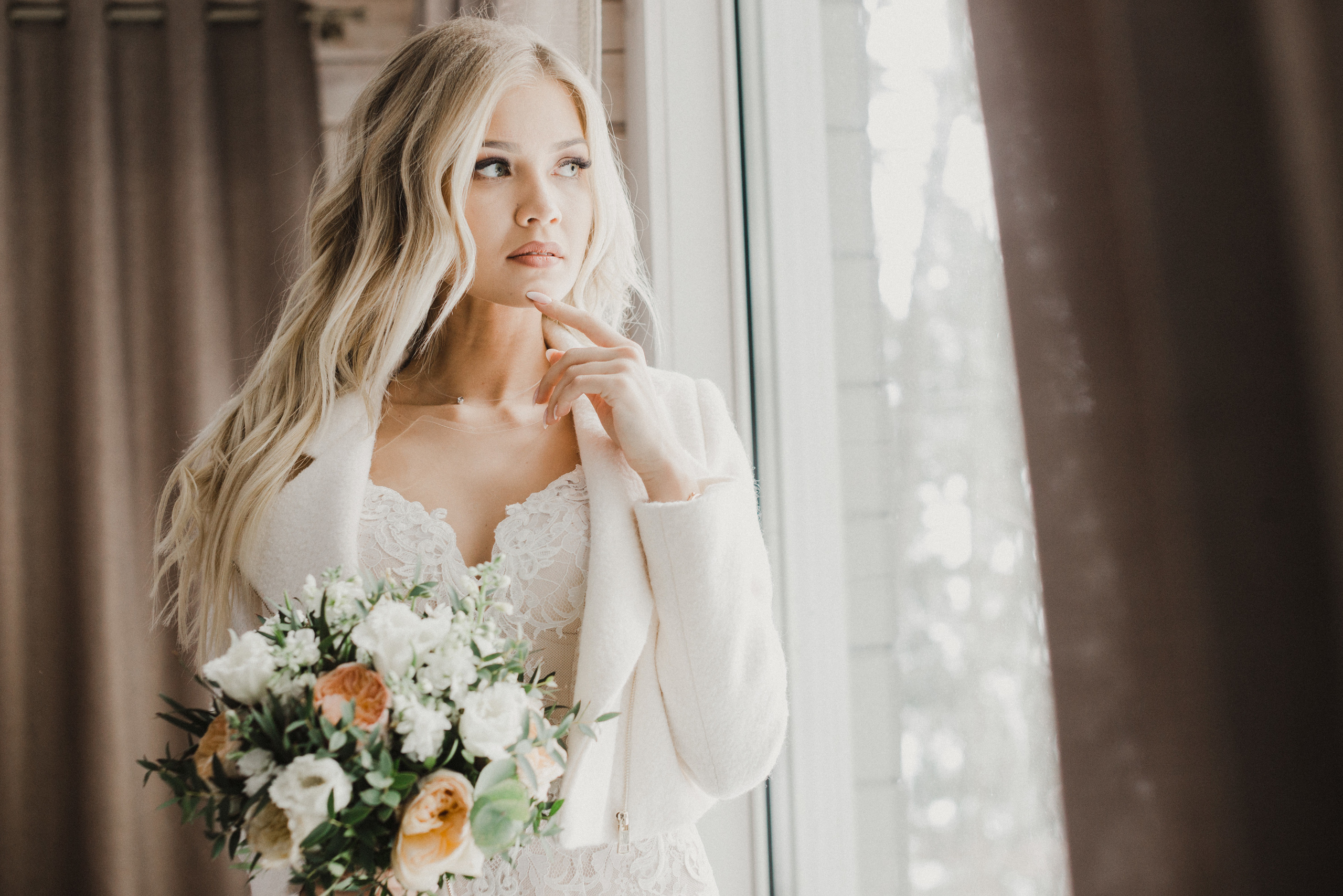 Свадебная прогулка в загородном отеле Pine River. Свадебный фотограф Калуга Москва Диана Румянцева