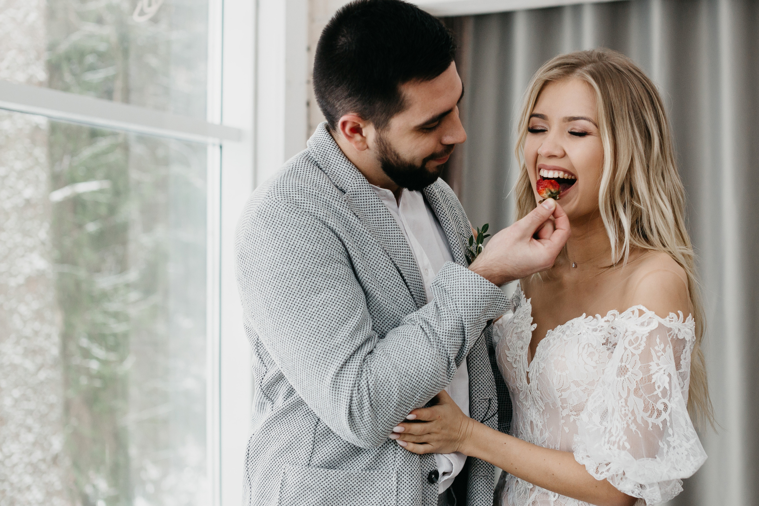 Свадебная прогулка в загородном отеле Pine River. Свадебный фотограф Калуга Москва Диана Румянцева