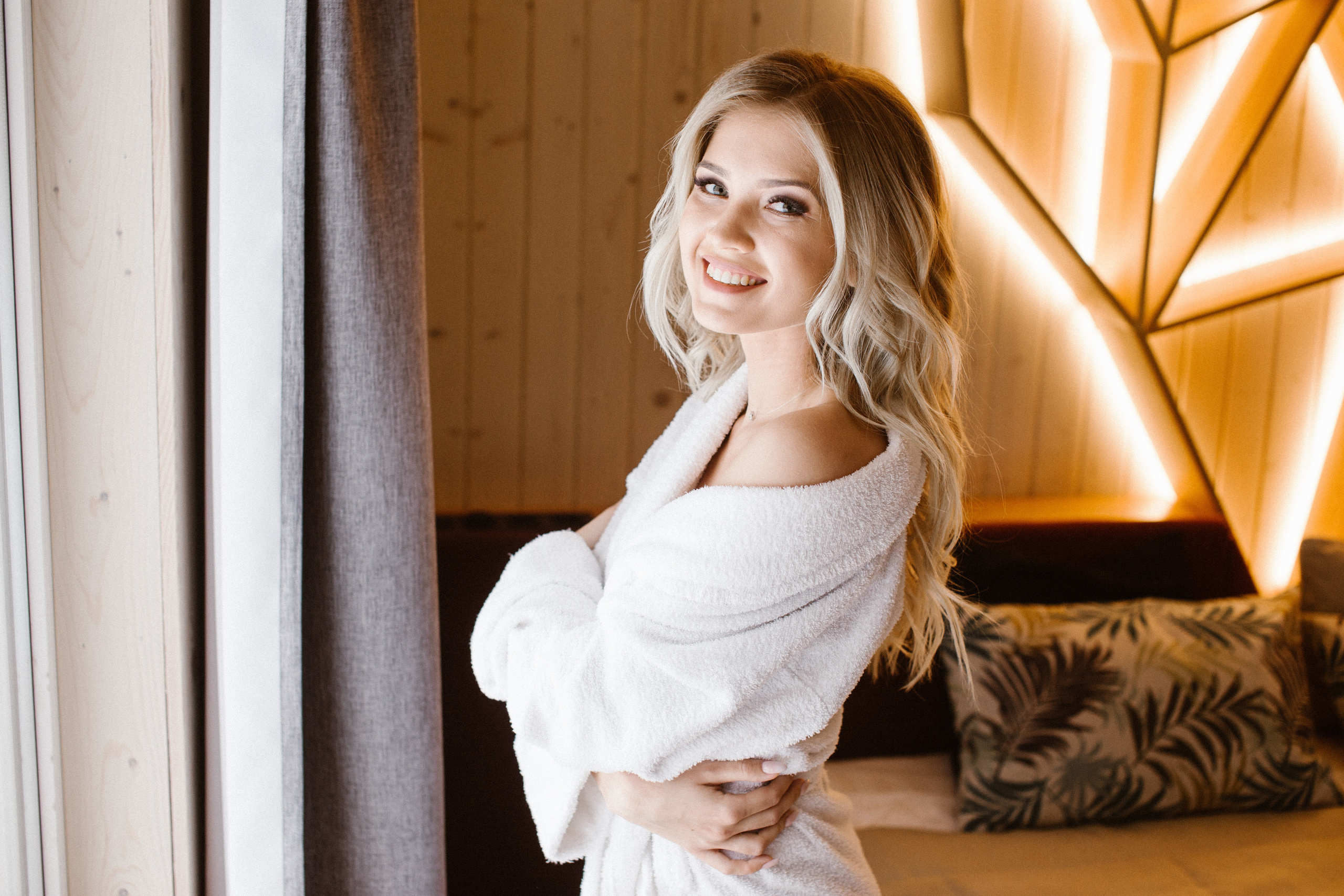 Свадебная прогулка в загородном отеле Pine River. Свадебный фотограф Калуга Москва Диана Румянцева