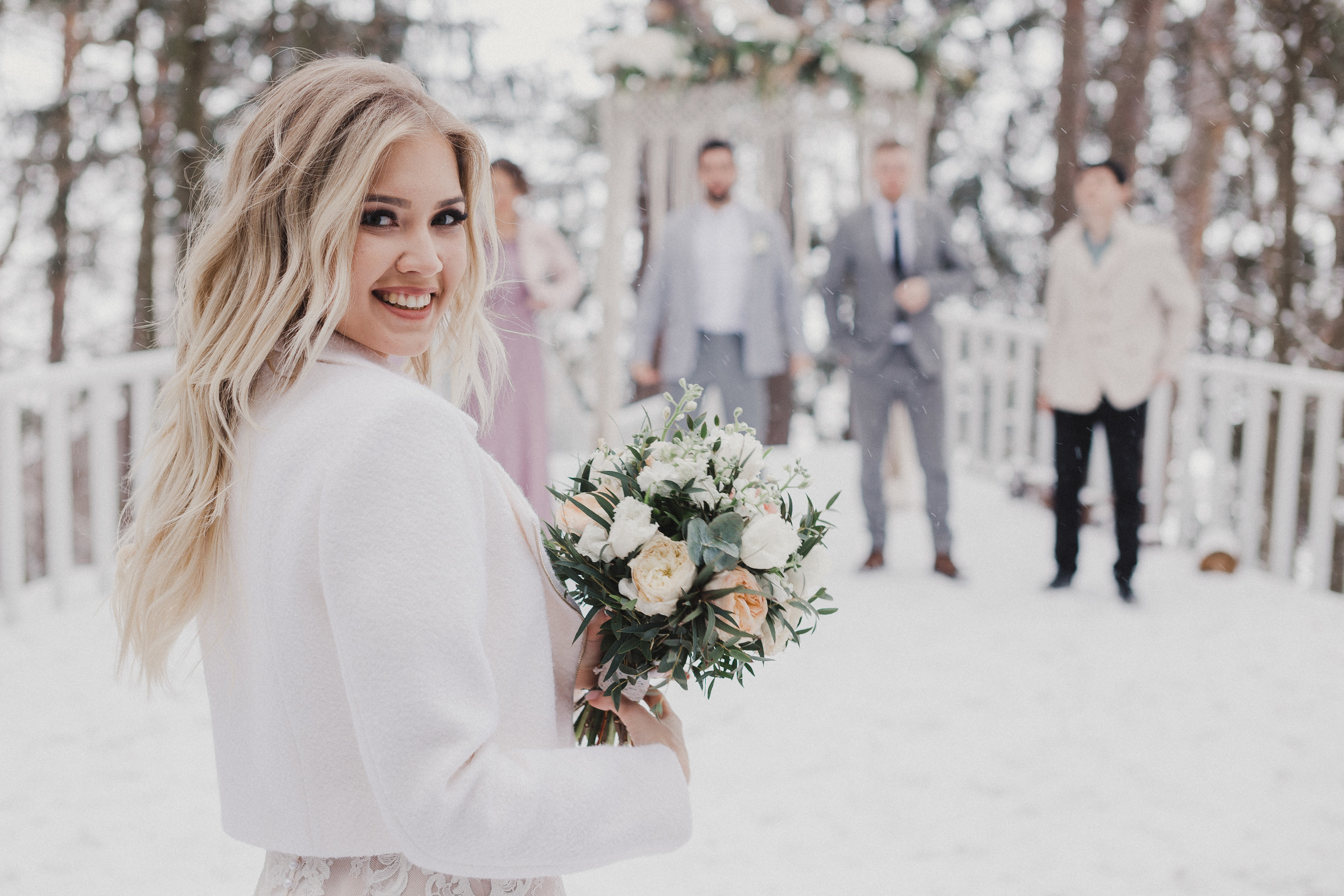 Свадебная прогулка в загородном отеле Pine River. Свадебный фотограф Калуга Москва Диана Румянцева