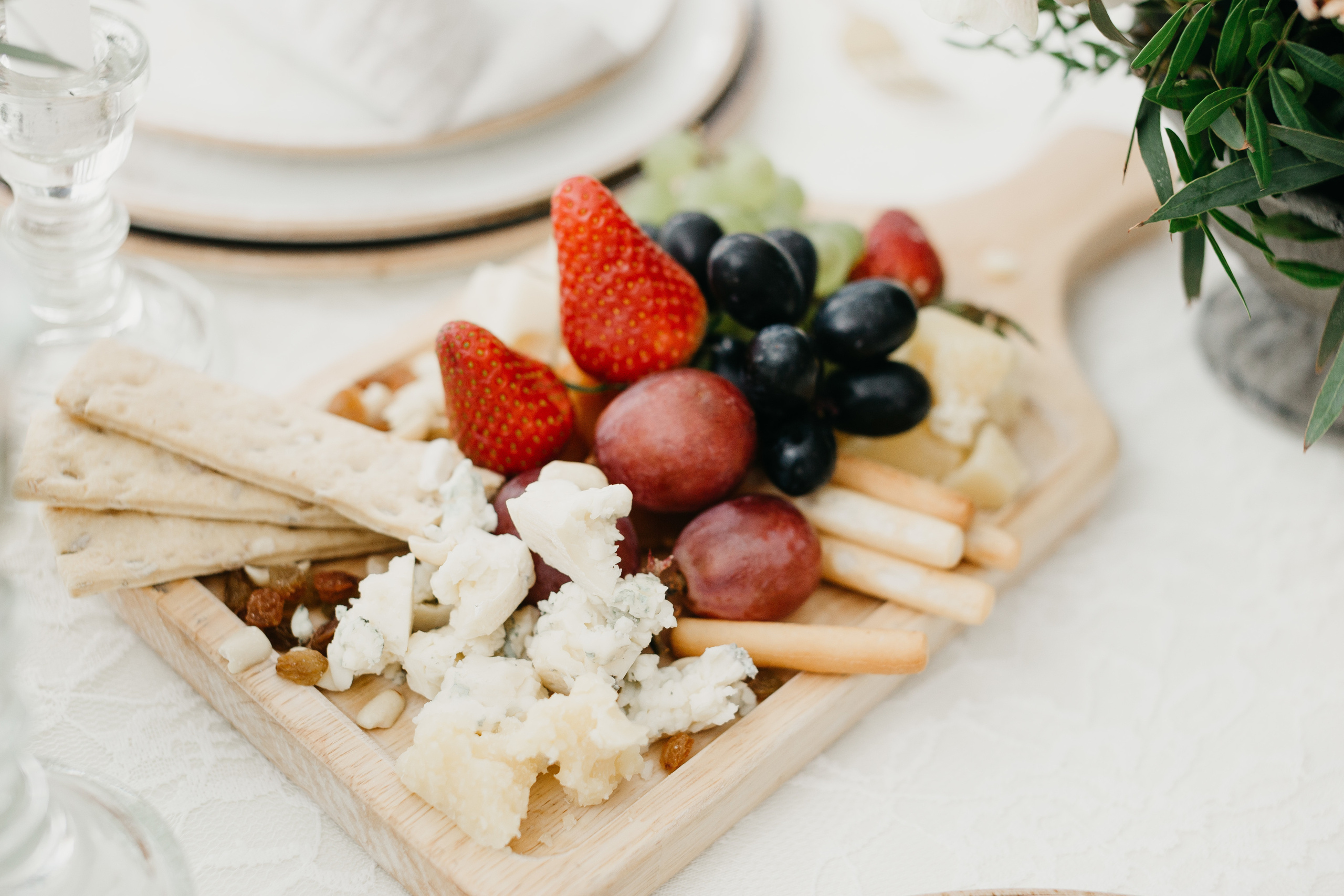 Свадебная прогулка в загородном отеле Pine River. Свадебный фотограф Калуга Москва Диана Румянцева