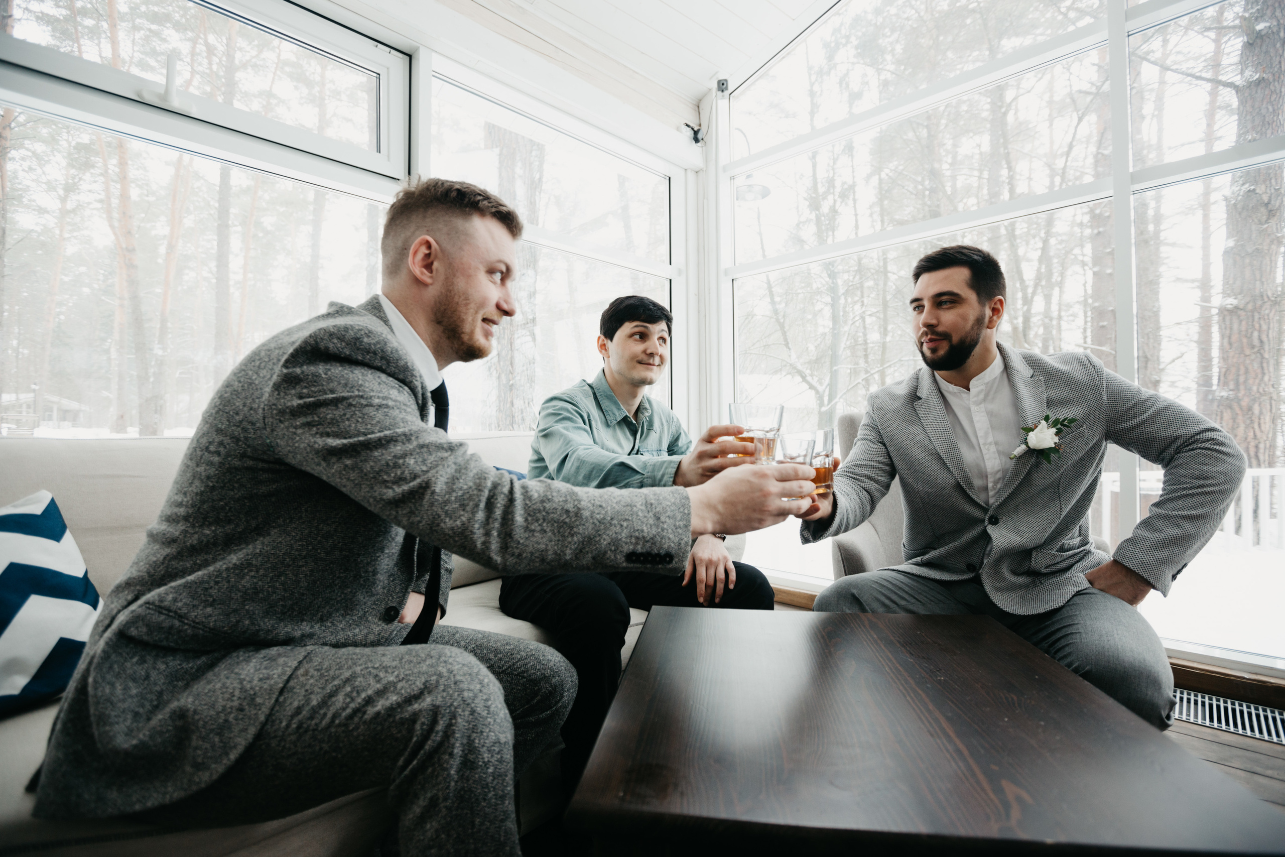 Свадебная прогулка в загородном отеле Pine River. Свадебный фотограф Калуга Москва Диана Румянцева