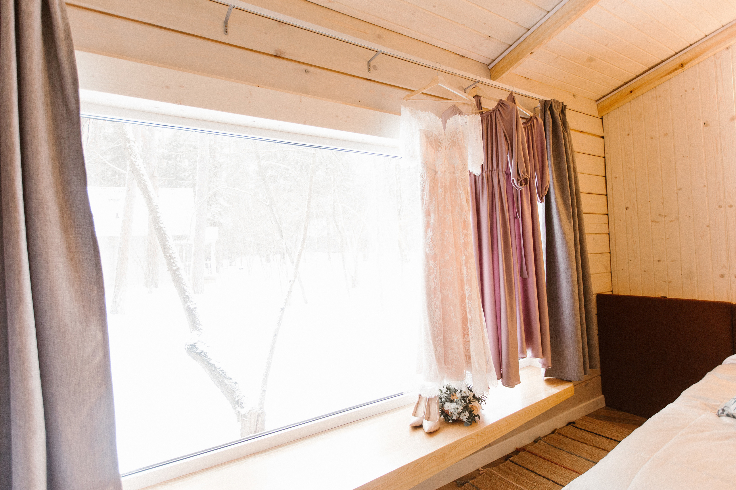 Свадебная прогулка в загородном отеле Pine River. Свадебный фотограф Калуга Москва Диана Румянцева