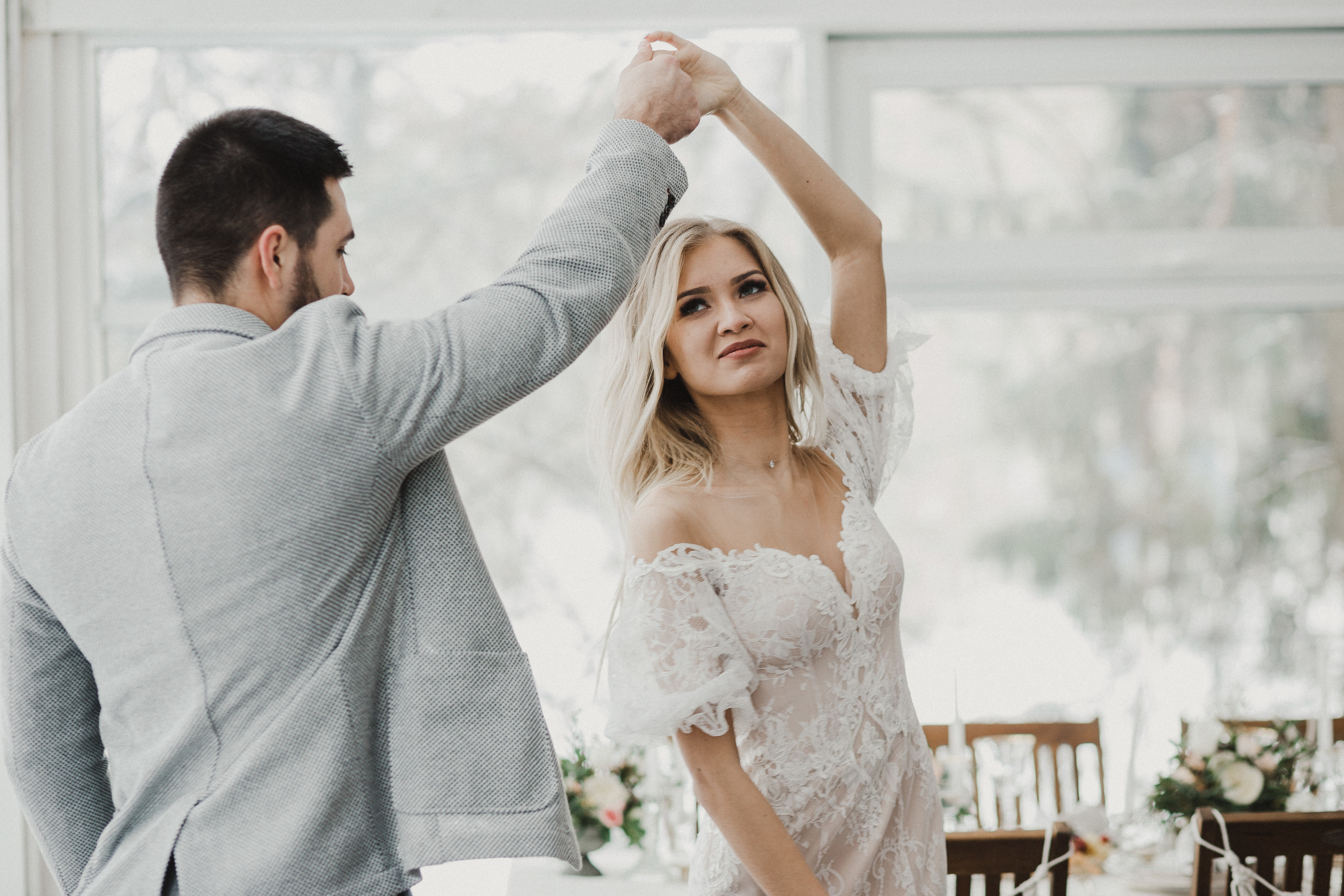 Свадебная прогулка в загородном отеле Pine River. Свадебный фотограф Калуга Москва Диана Румянцева