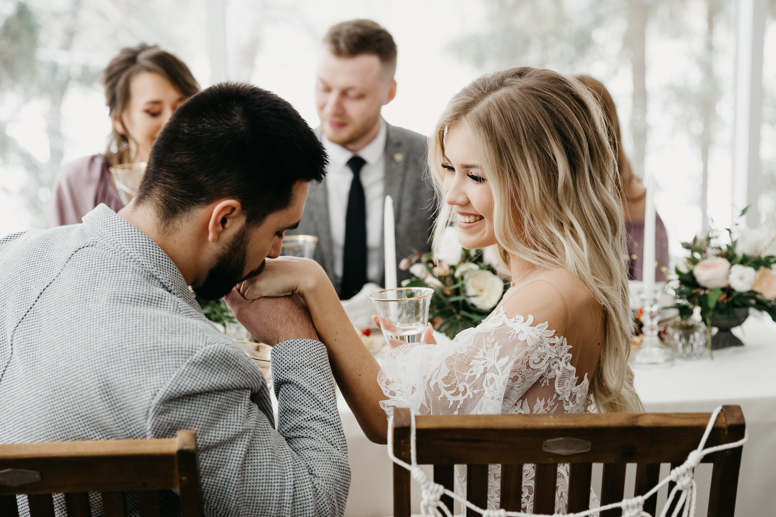Свадебная прогулка в загородном отеле Pine River. Свадебный фотограф Калуга Москва Диана Румянцева