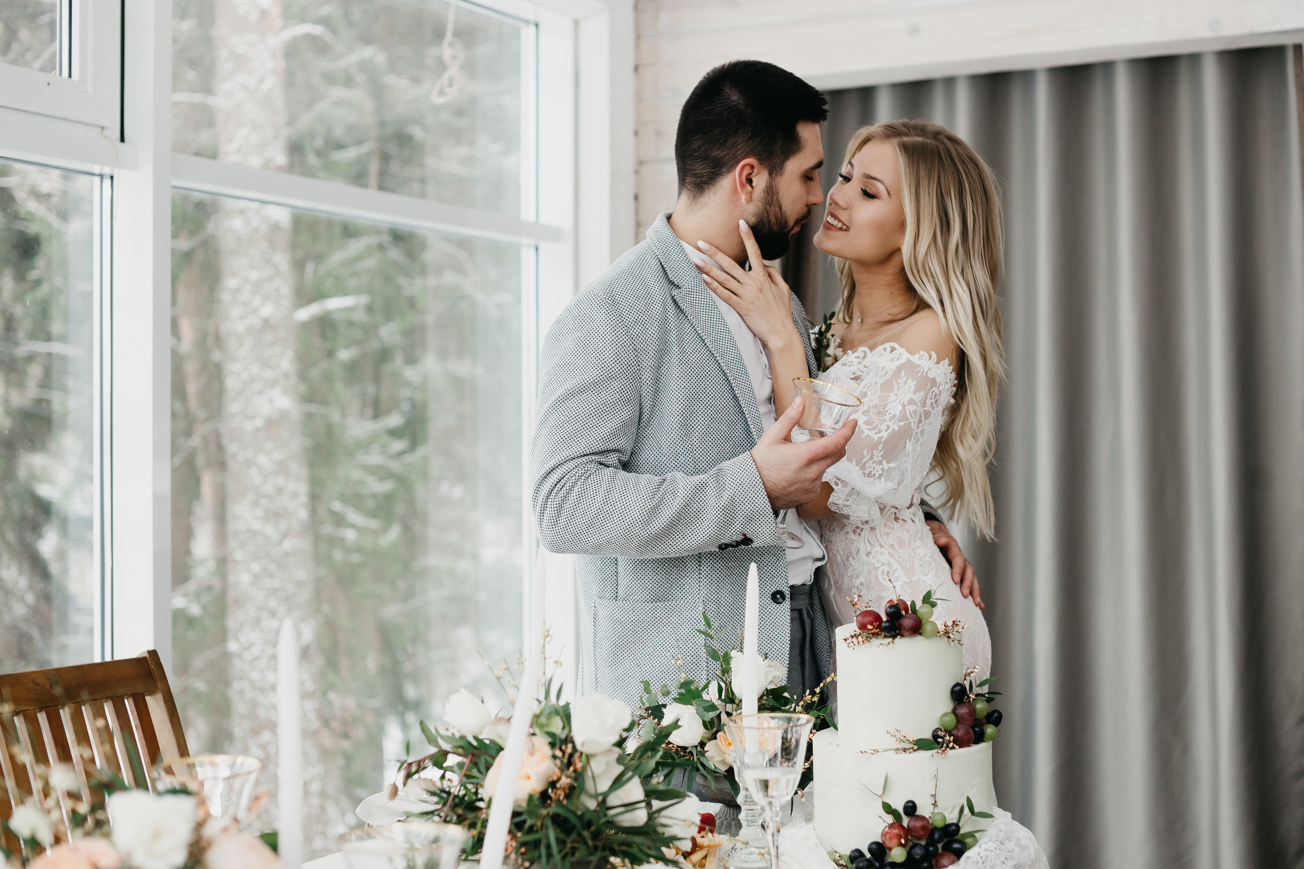 Свадебная прогулка в загородном отеле Pine River. Свадебный фотограф Калуга Москва Диана Румянцева