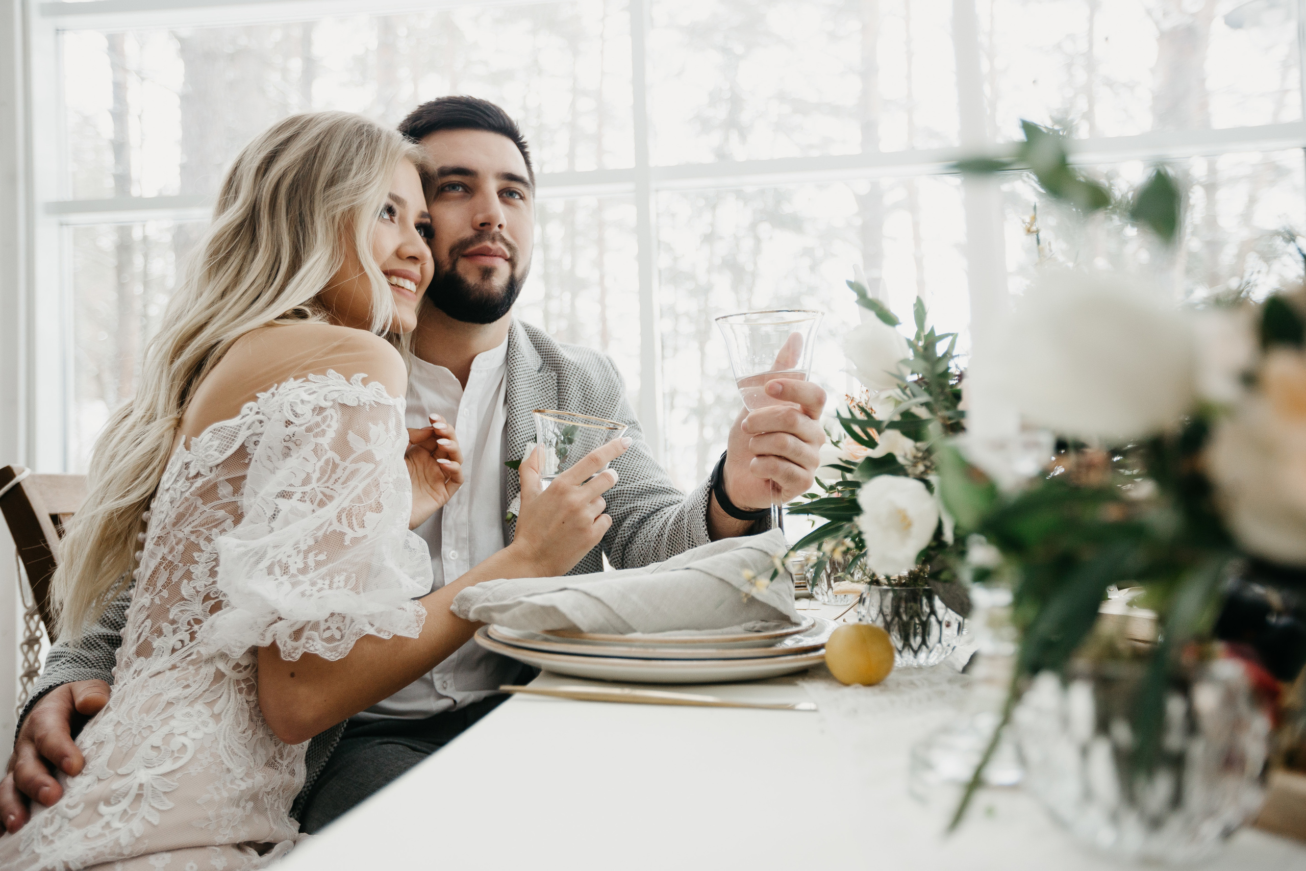 Свадебная прогулка в загородном отеле Pine River. Свадебный фотограф Калуга Москва Диана Румянцева
