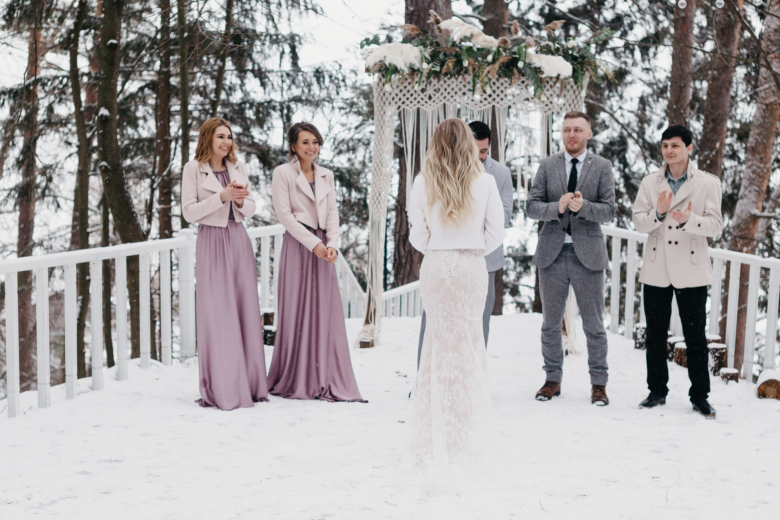 Свадебная прогулка в загородном отеле Pine River. Свадебный фотограф Калуга Москва Диана Румянцева