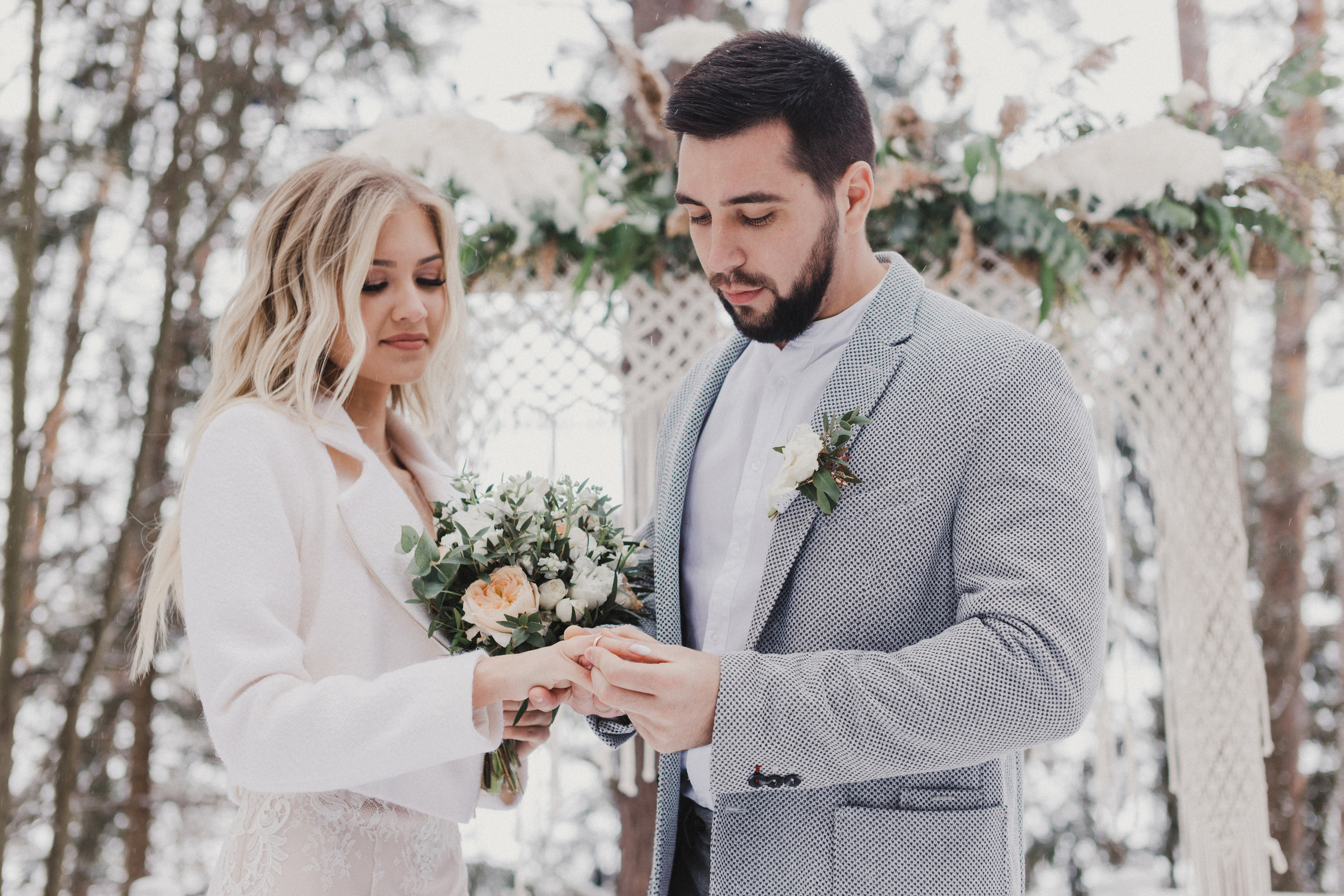 Свадебная прогулка в загородном отеле Pine River. Свадебный фотограф Калуга Москва Диана Румянцева