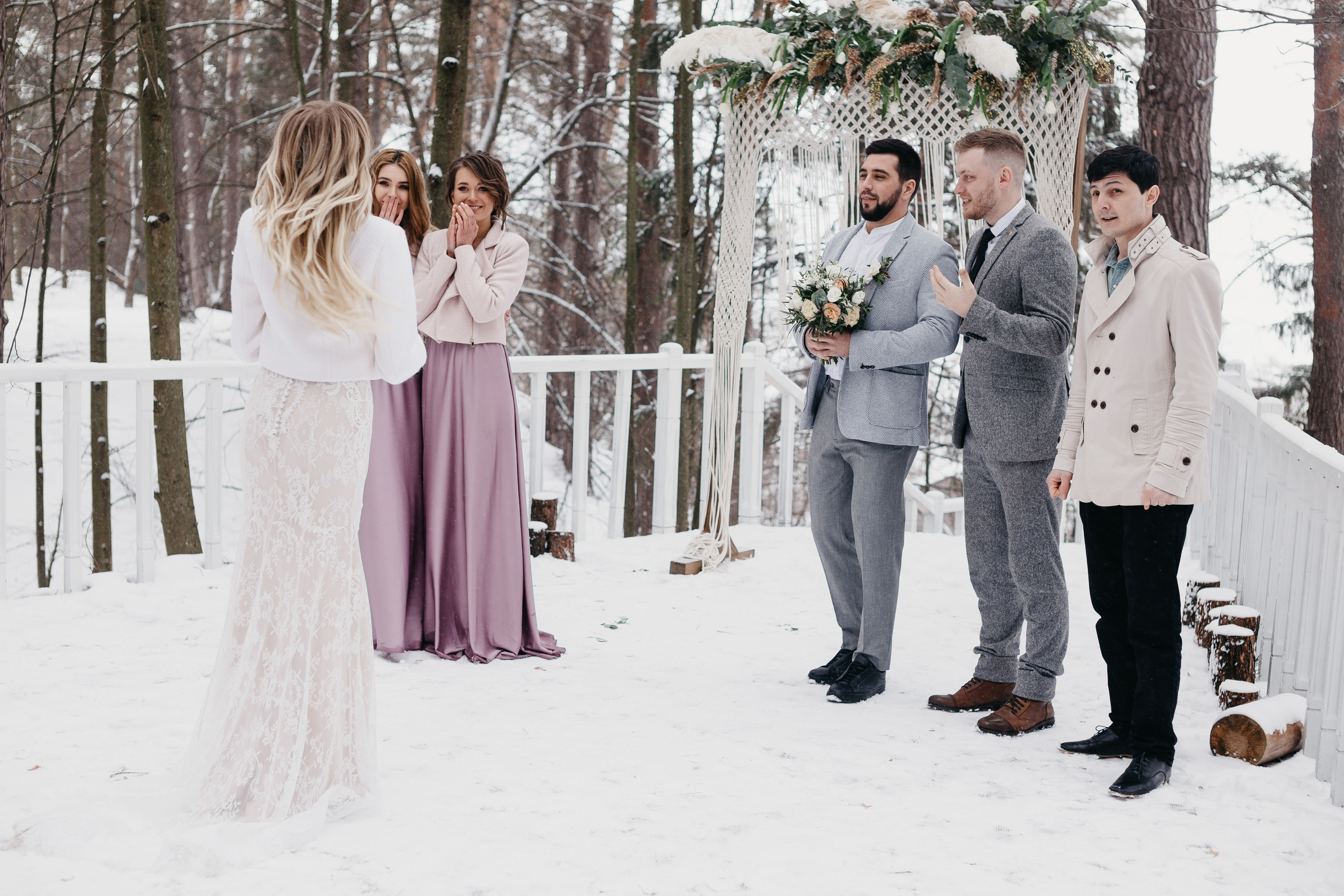 Свадебная прогулка в загородном отеле Pine River. Свадебный фотограф Калуга Москва Диана Румянцева