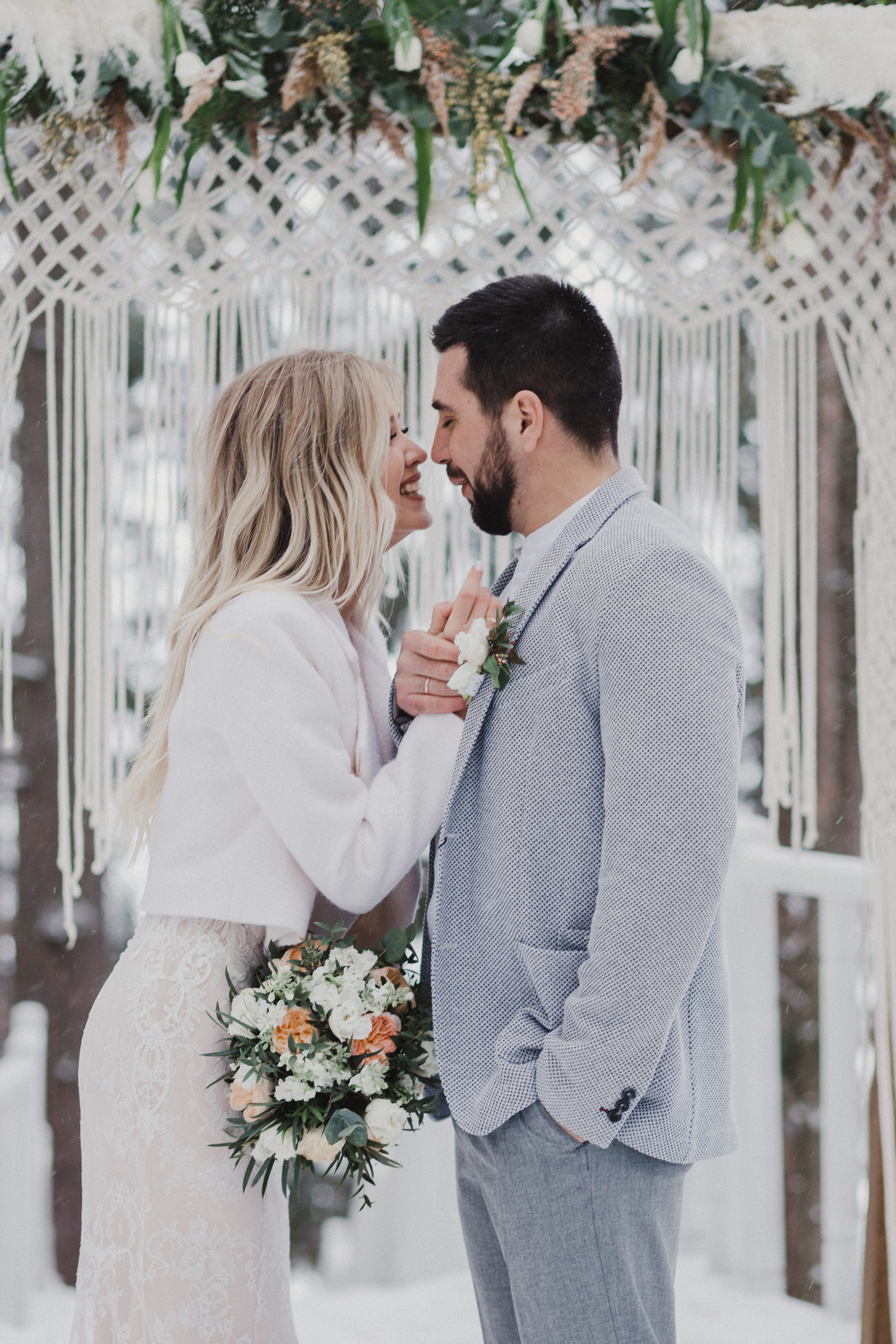 Свадебная прогулка в загородном отеле Pine River. Свадебный фотограф Калуга Москва Диана Румянцева