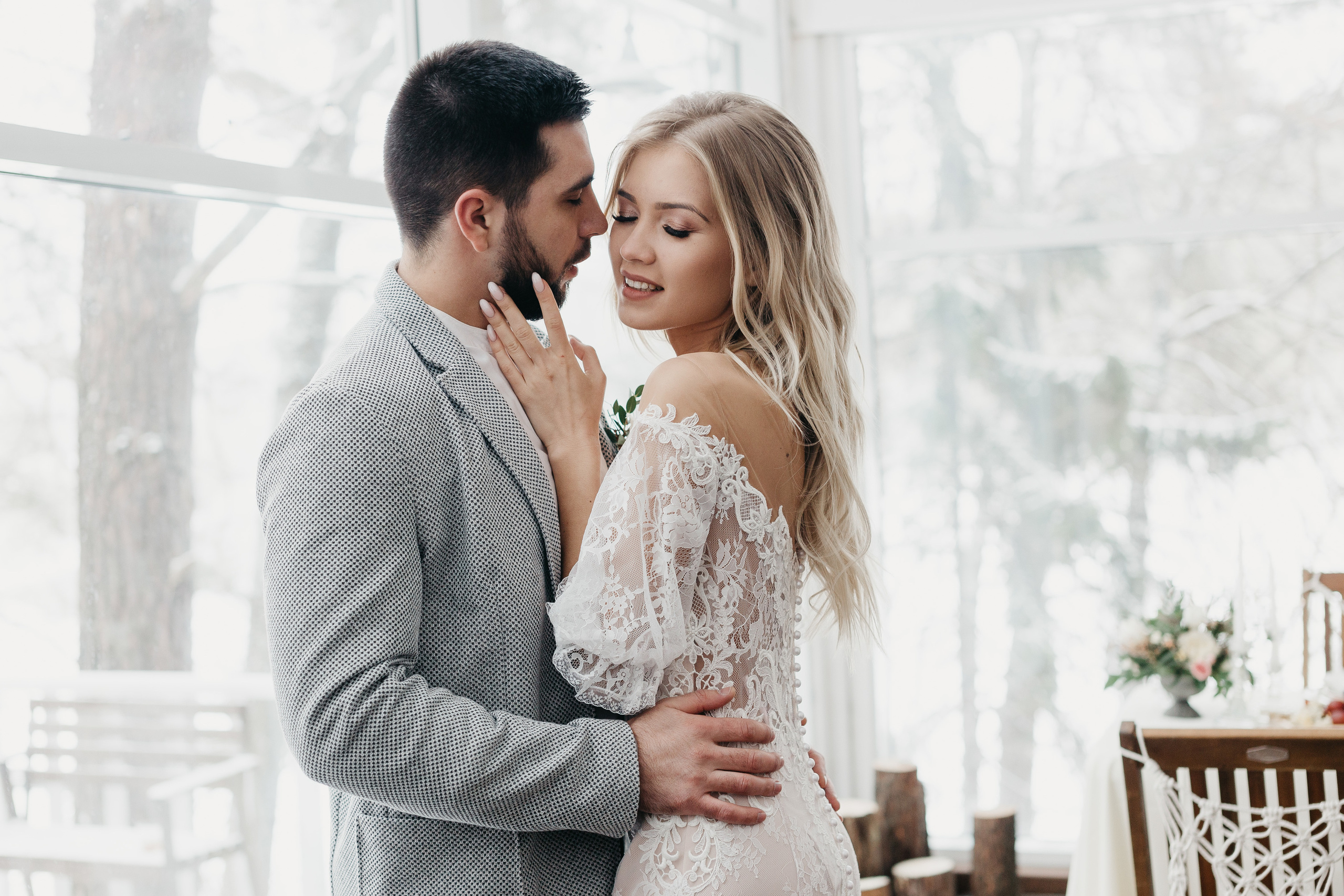 Свадебная прогулка в загородном отеле Pine River. Свадебный фотограф Калуга Москва Диана Румянцева