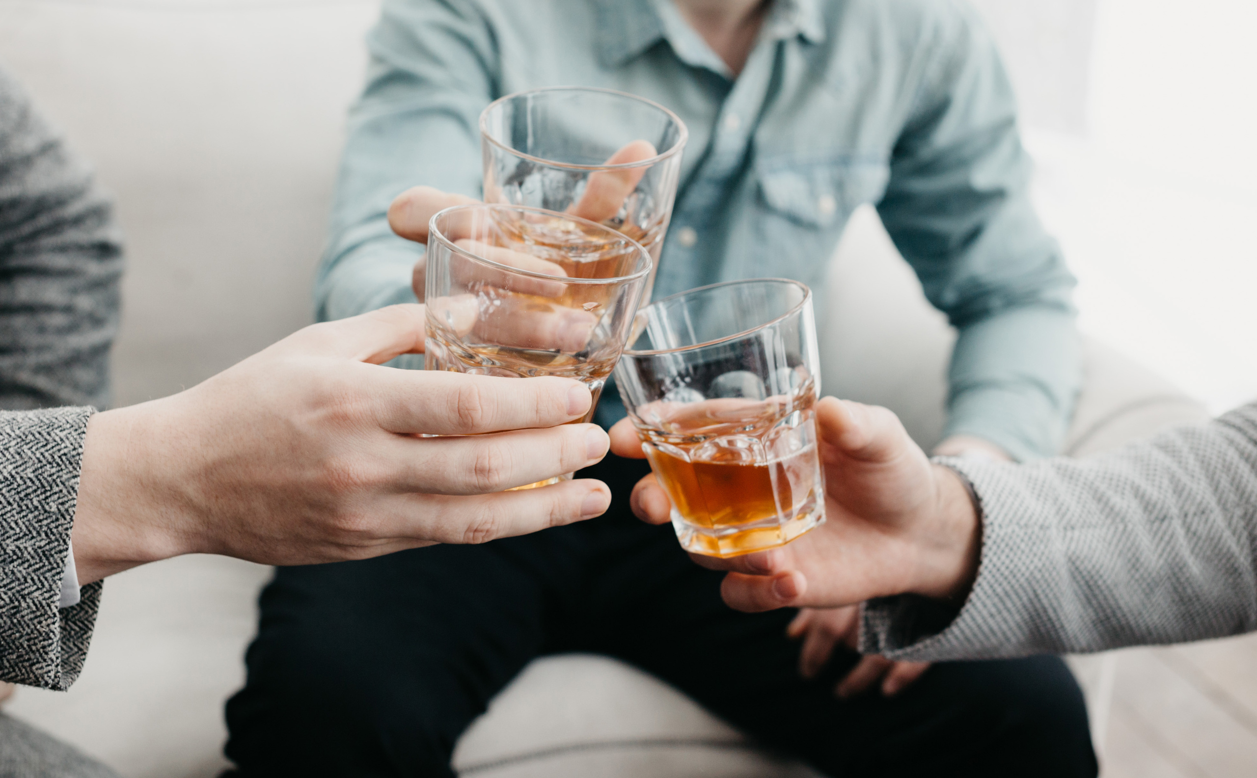 Свадебная прогулка в загородном отеле Pine River. Свадебный фотограф Калуга Москва Диана Румянцева