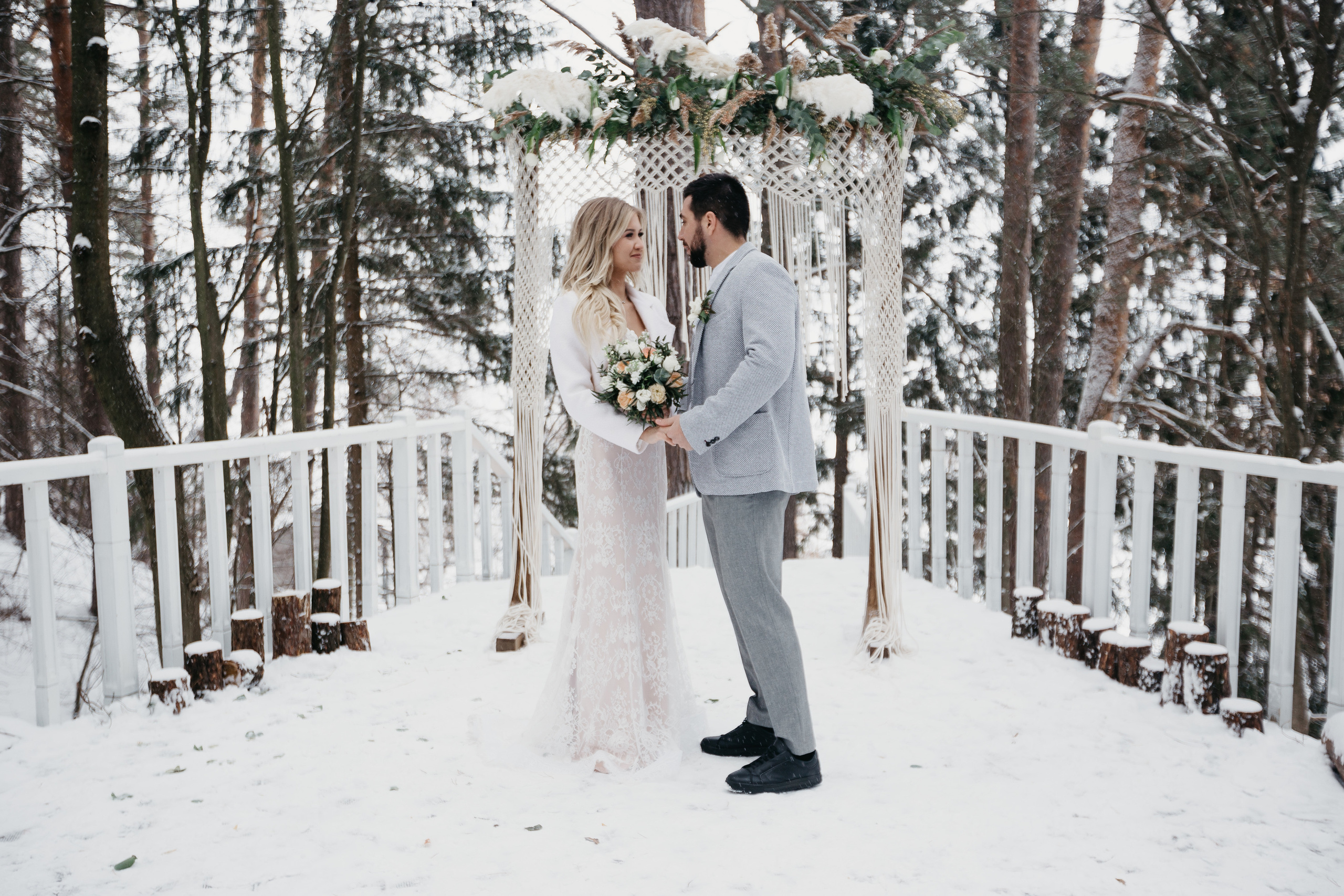 Свадебная прогулка в загородном отеле Pine River. Свадебный фотограф Калуга Москва Диана Румянцева