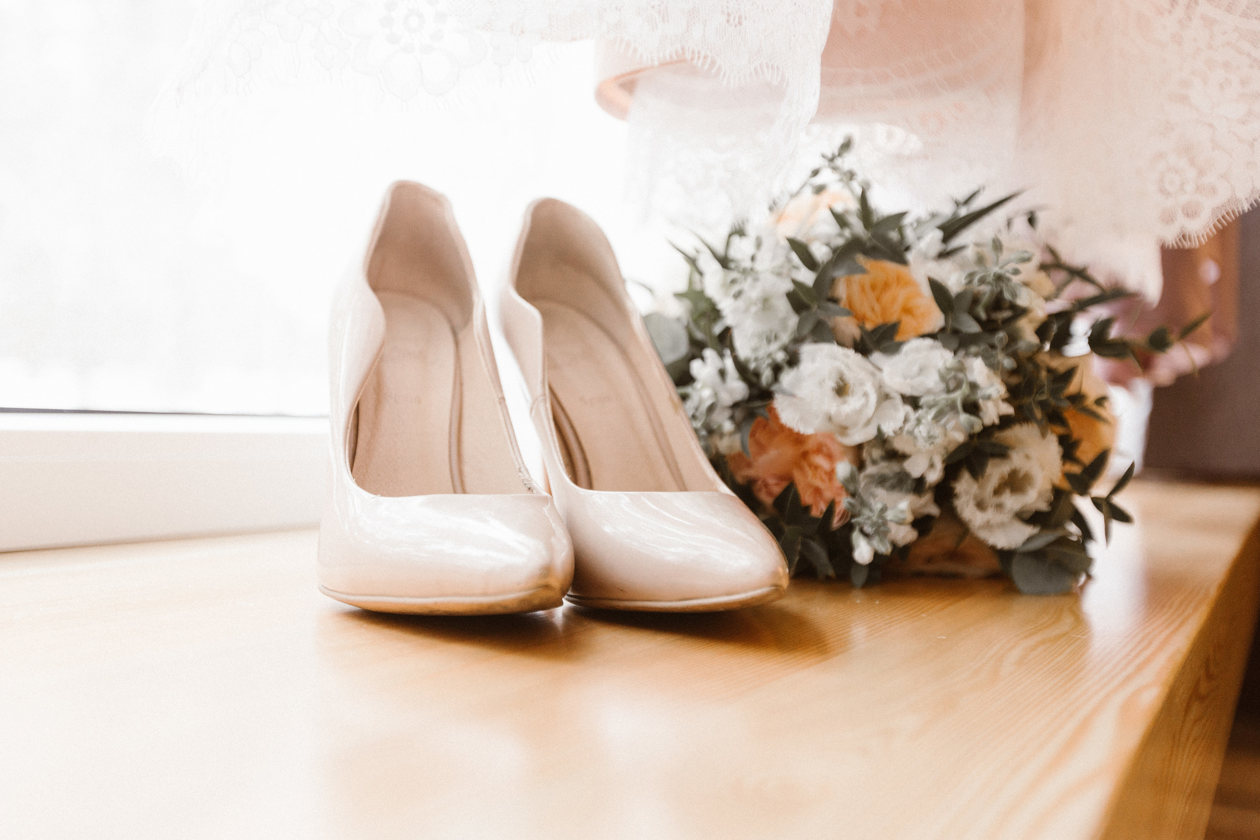 Свадебная прогулка в загородном отеле Pine River. Свадебный фотограф Калуга Москва Диана Румянцева