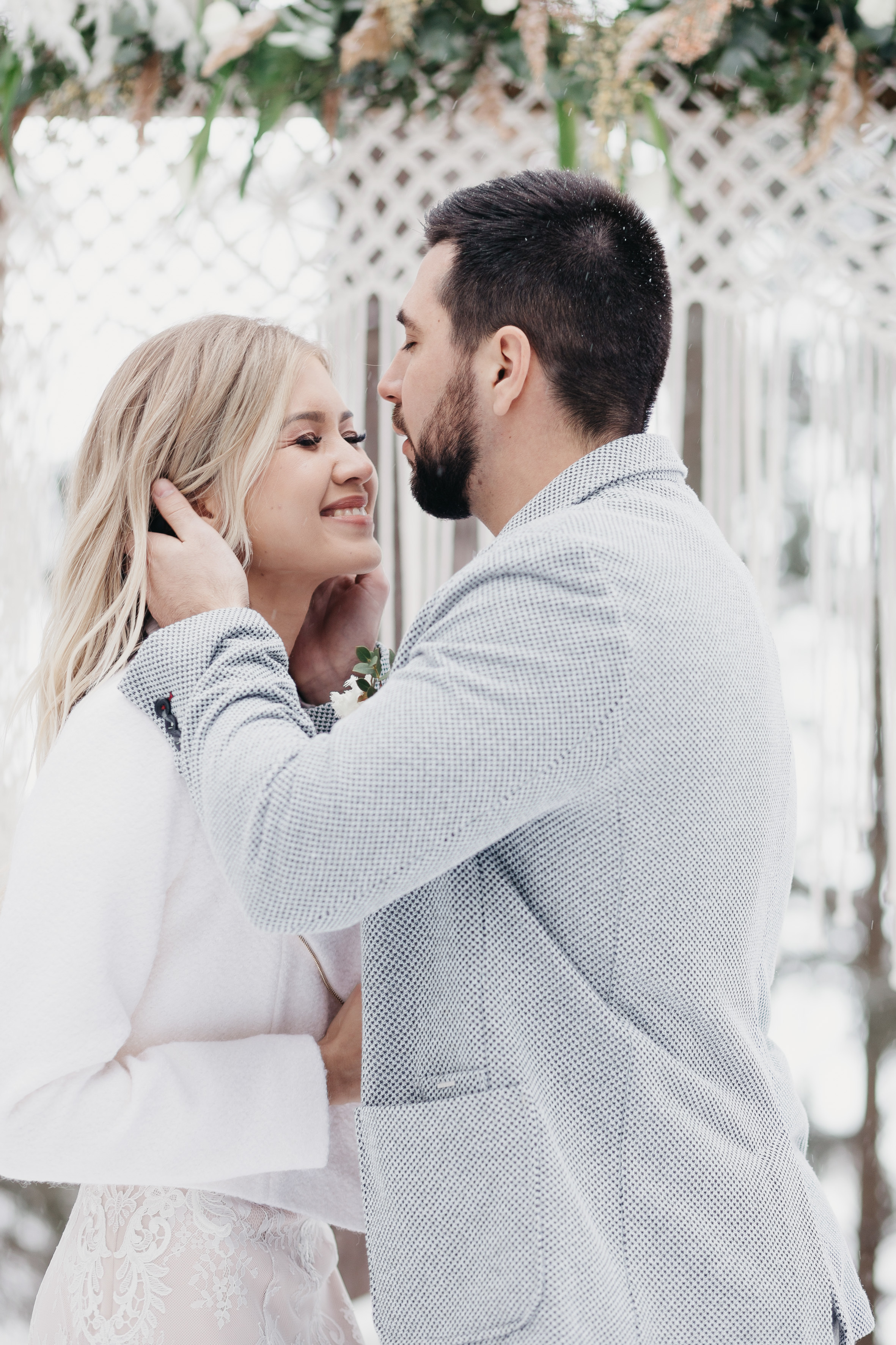 Свадебная прогулка в загородном отеле Pine River. Свадебный фотограф Калуга Москва Диана Румянцева