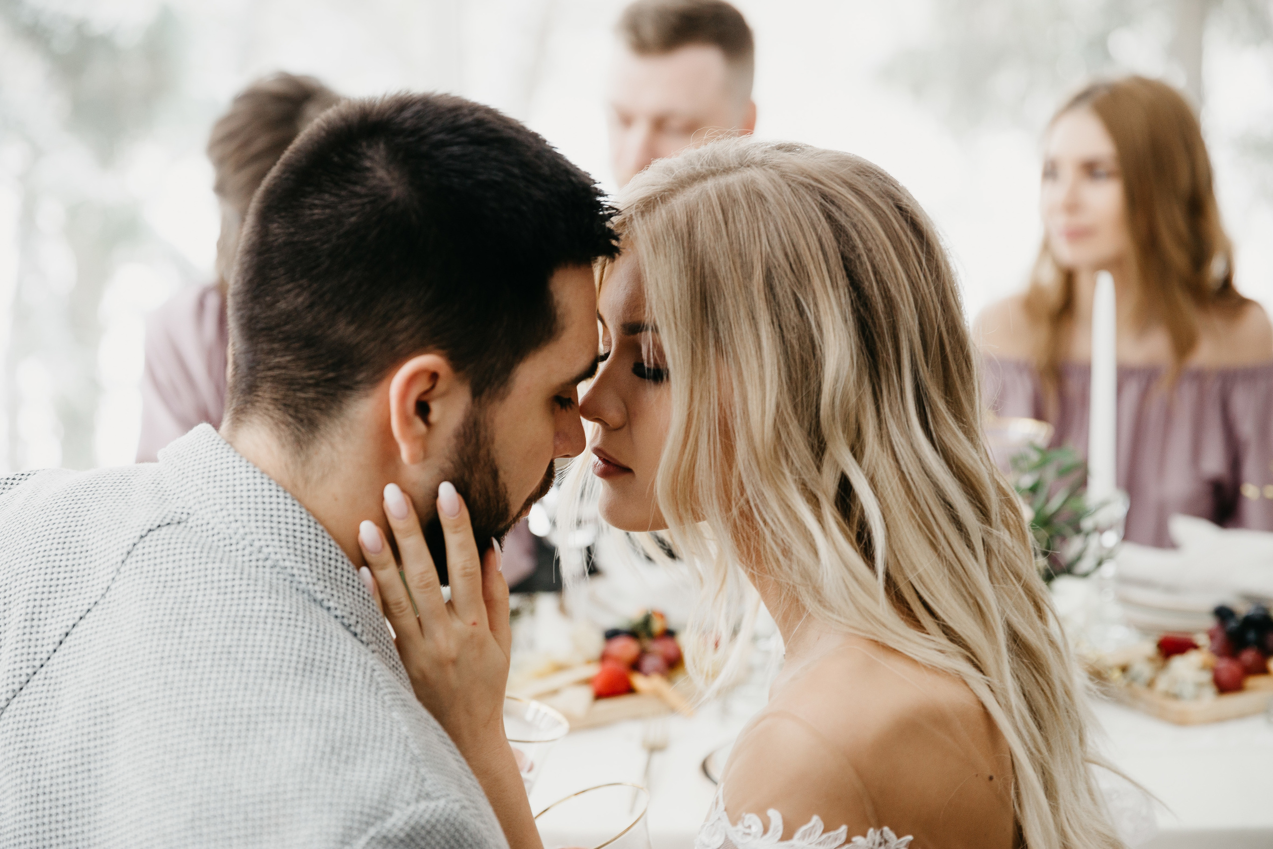 Свадебная прогулка в загородном отеле Pine River. Свадебный фотограф Калуга Москва Диана Румянцева