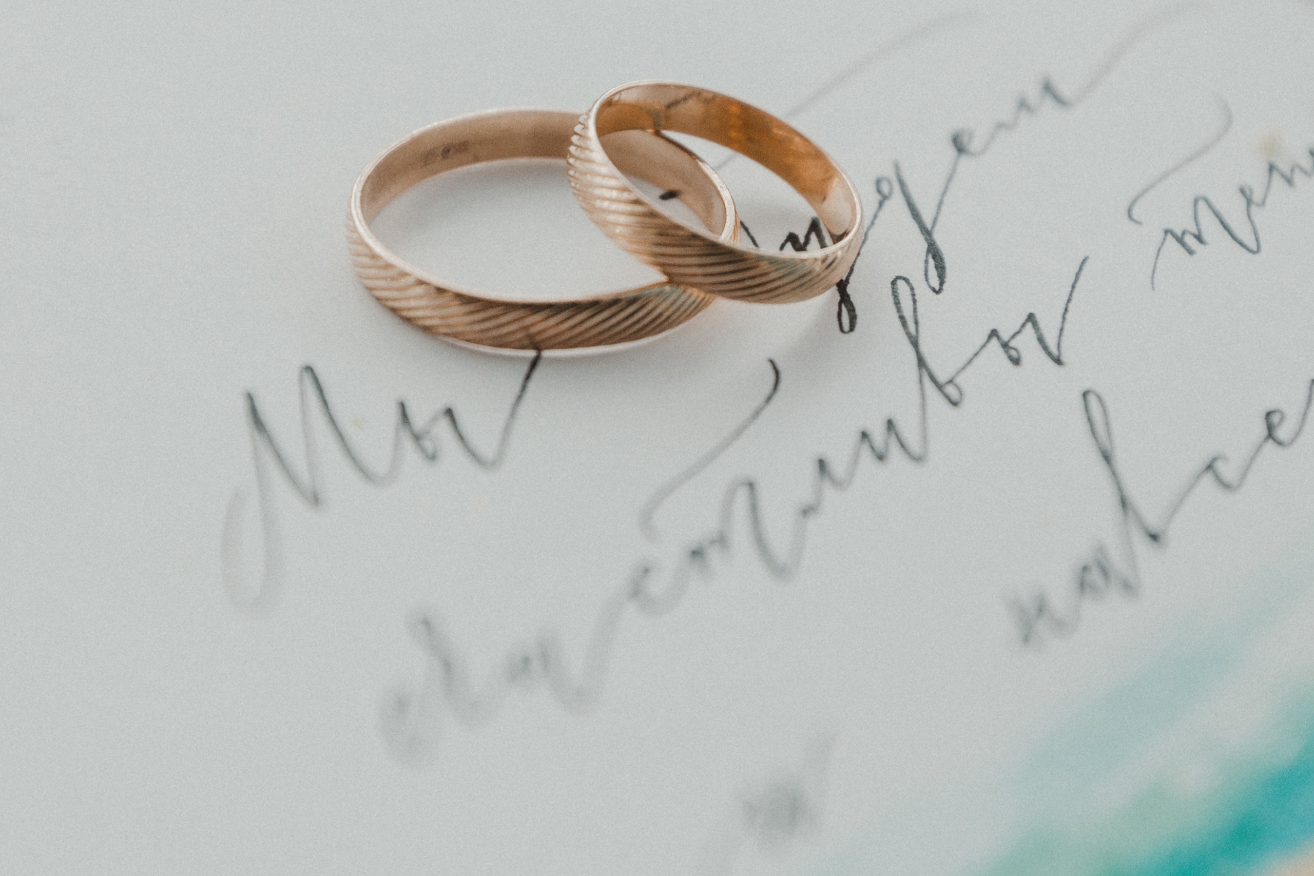 Свадебная прогулка в загородном отеле Pine River. Свадебный фотограф Калуга Москва Диана Румянцева