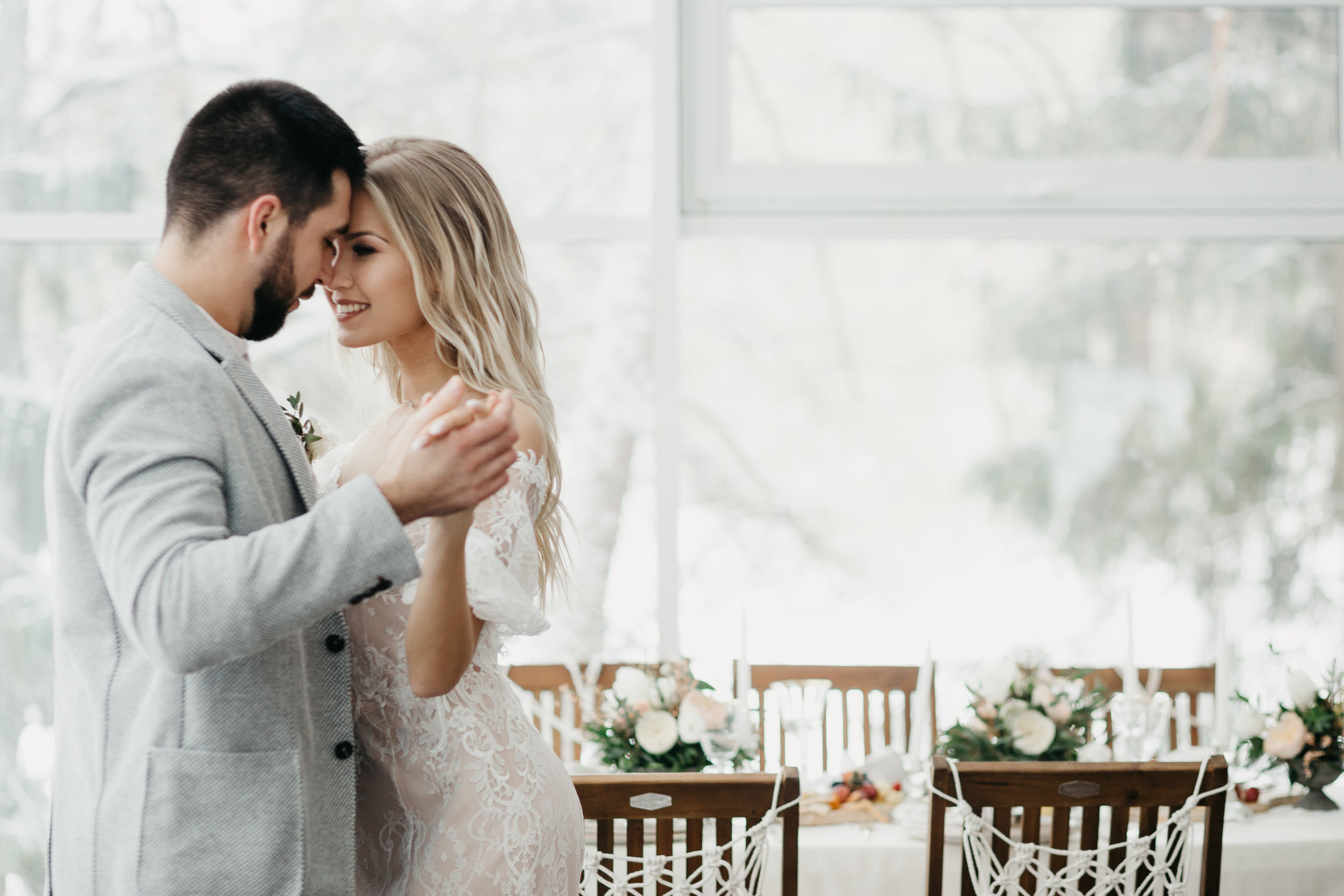 Свадебная прогулка в загородном отеле Pine River. Свадебный фотограф Калуга Москва Диана Румянцева