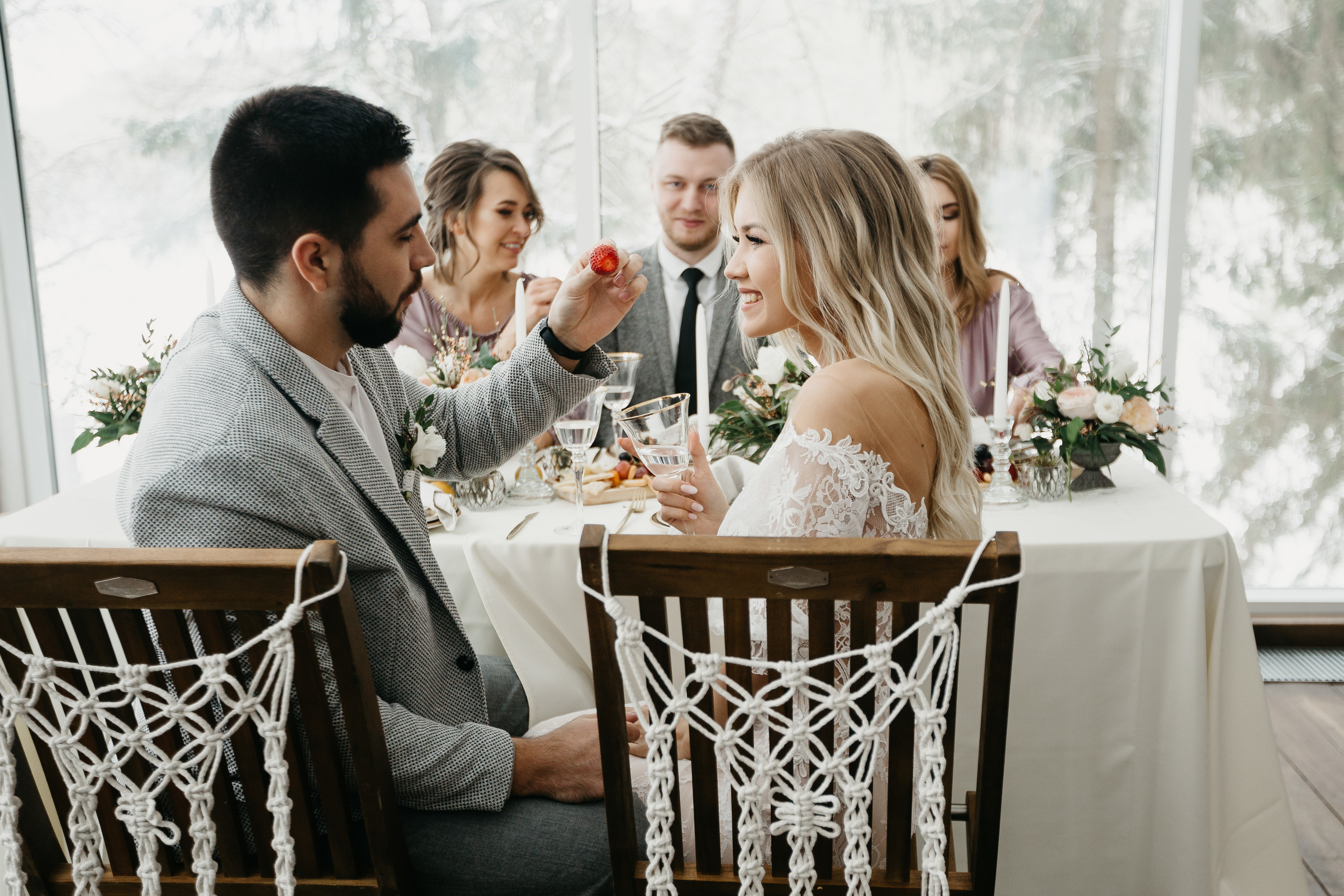 Свадебная прогулка в загородном отеле Pine River. Свадебный фотограф Калуга Москва Диана Румянцева