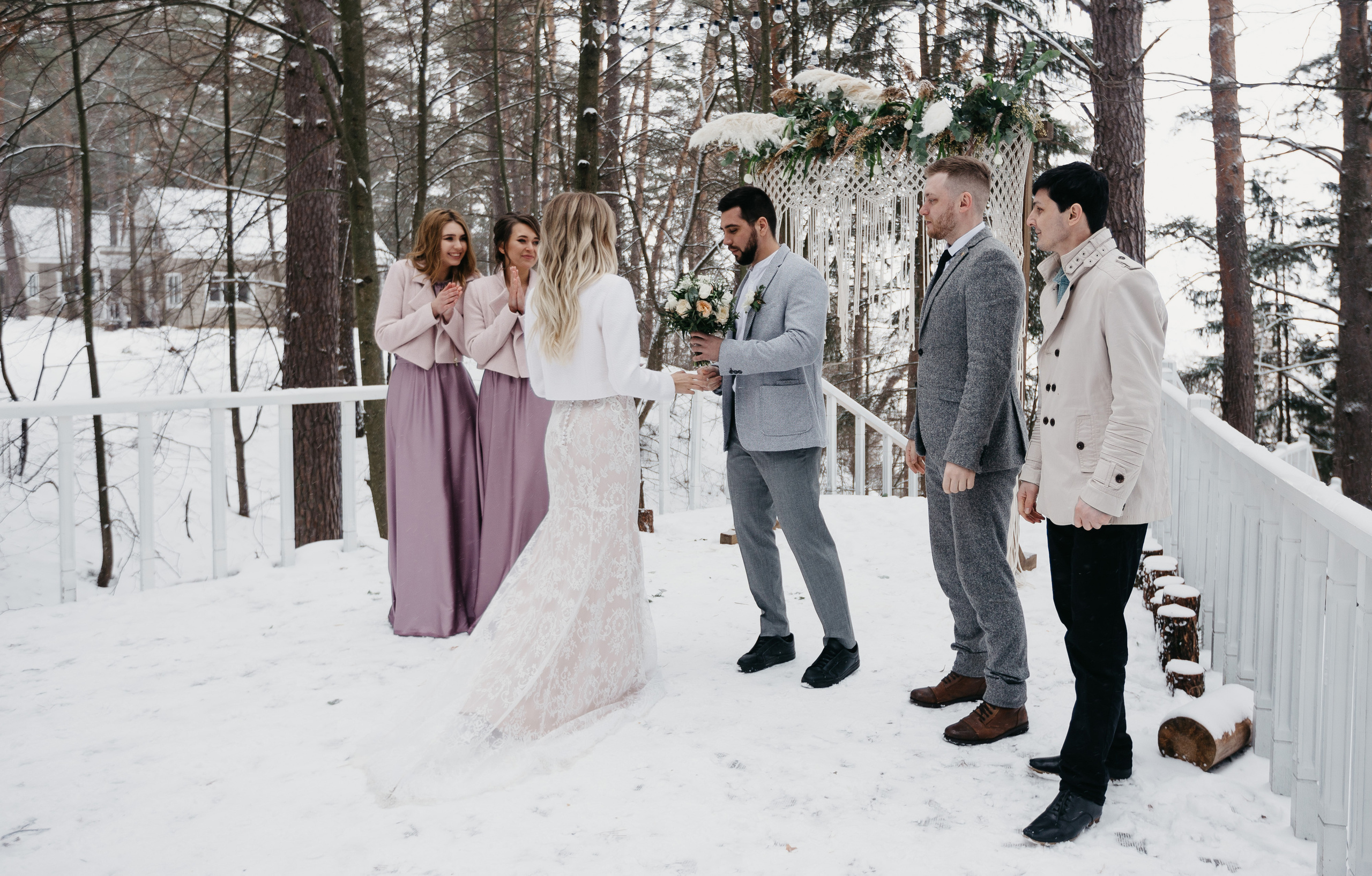 Свадебная прогулка в загородном отеле Pine River. Свадебный фотограф Калуга Москва Диана Румянцева