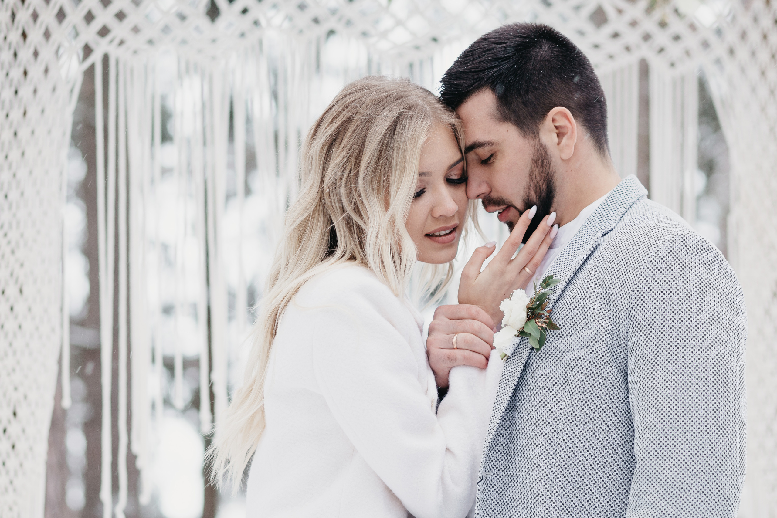 Свадебная прогулка в загородном отеле Pine River. Свадебный фотограф Калуга Москва Диана Румянцева