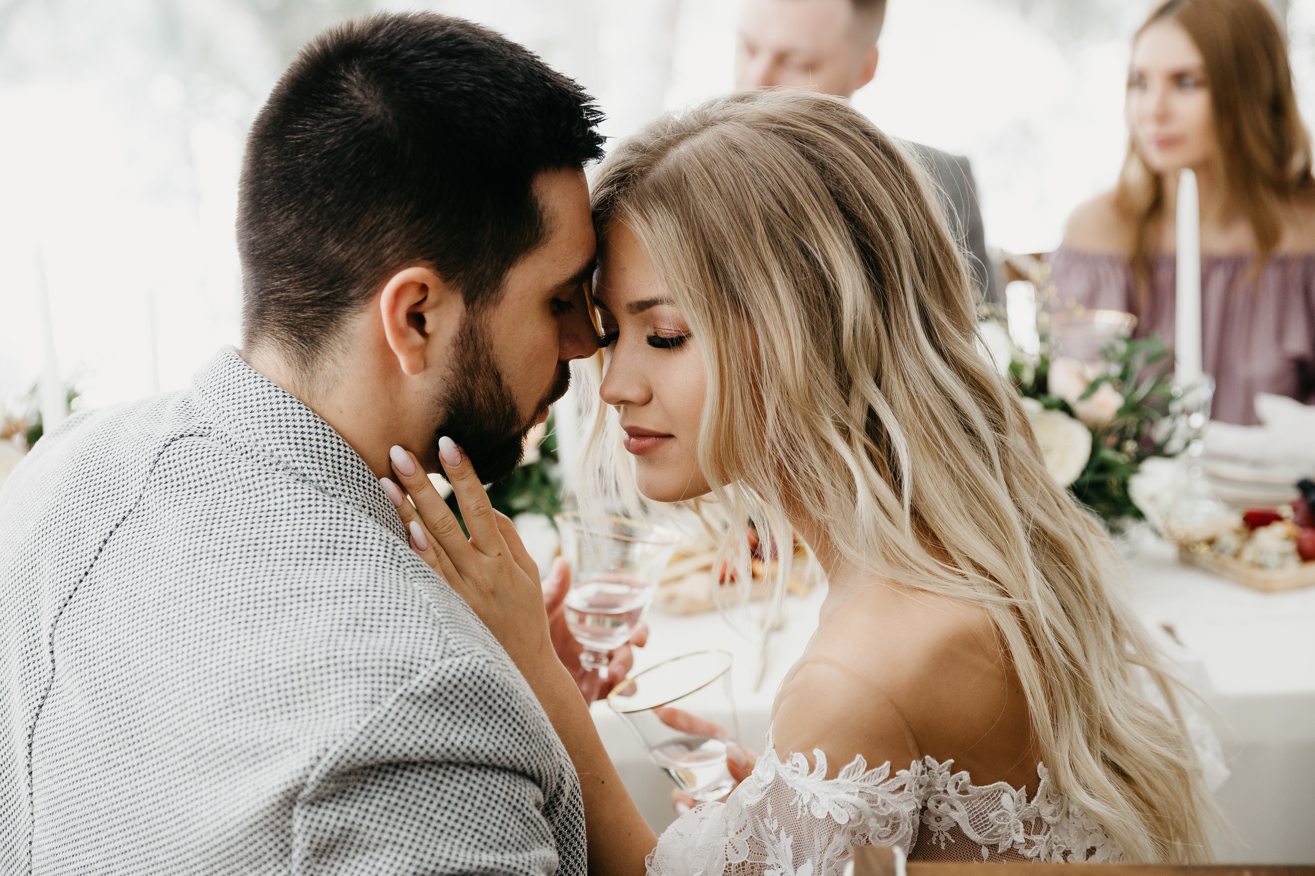 Свадебная прогулка в загородном отеле Pine River. Свадебный фотограф Калуга Москва Диана Румянцева