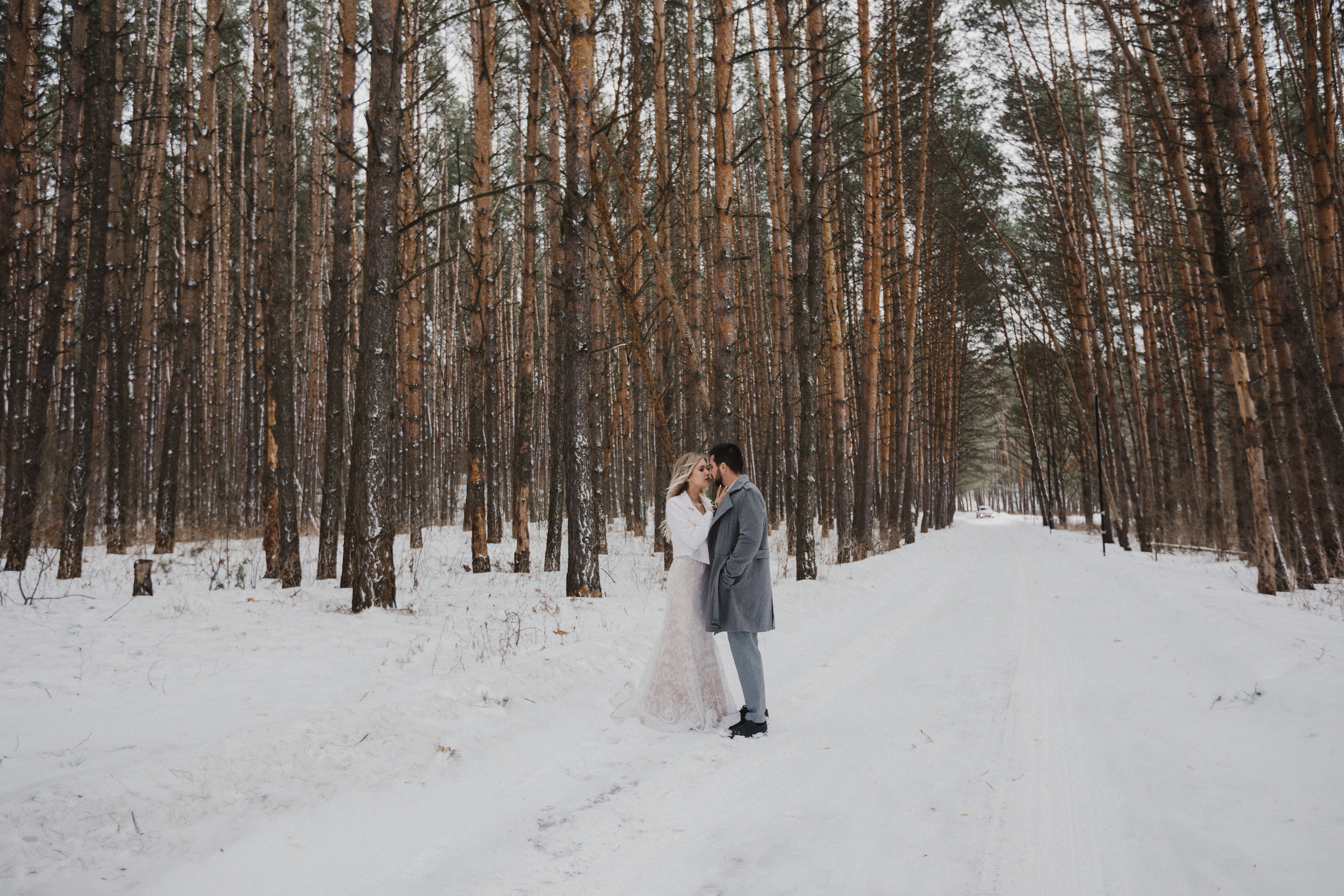 Свадебная прогулка в загородном отеле Pine River. Свадебный фотограф Калуга Москва Диана Румянцева