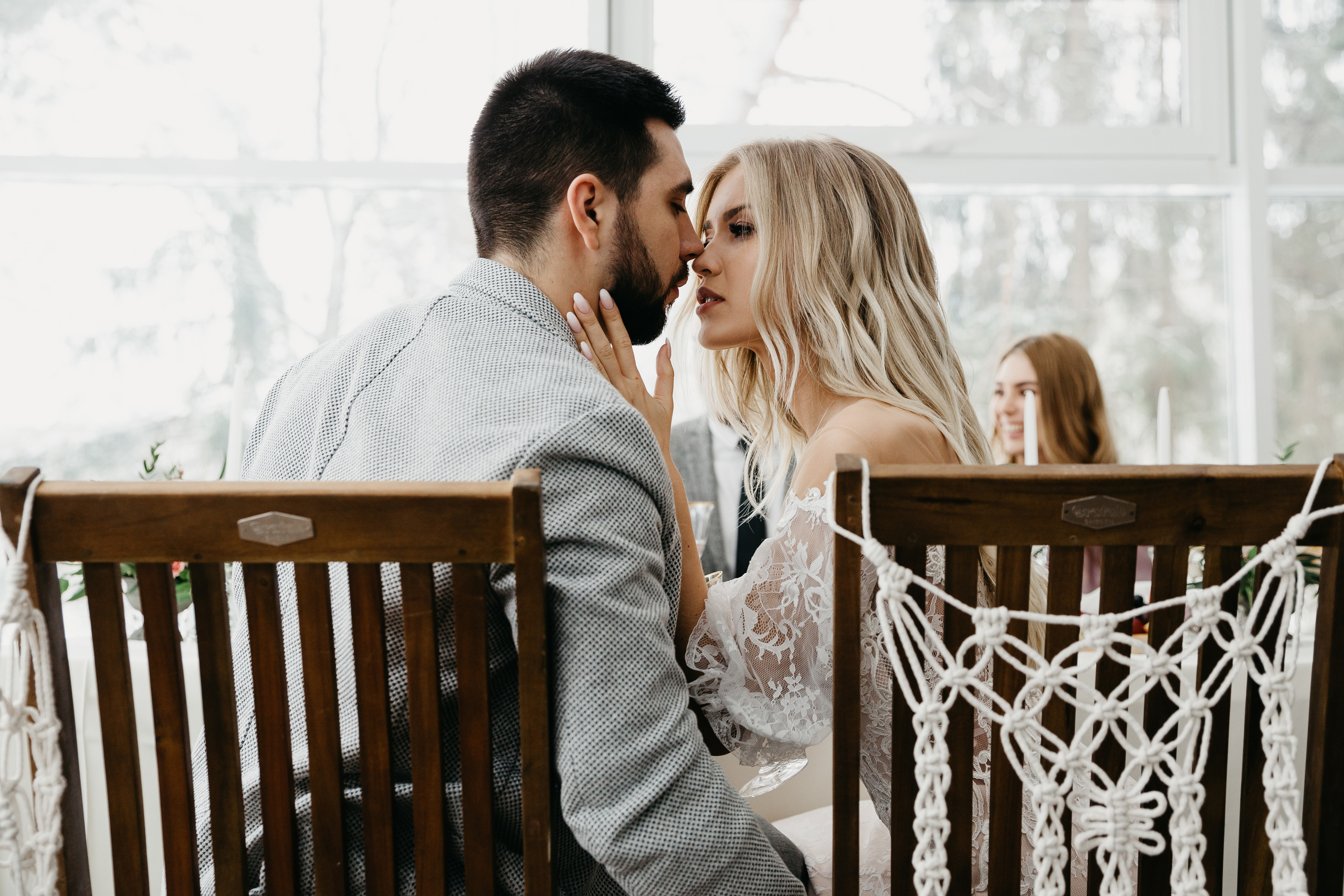 Свадебная прогулка в загородном отеле Pine River. Свадебный фотограф Калуга Москва Диана Румянцева