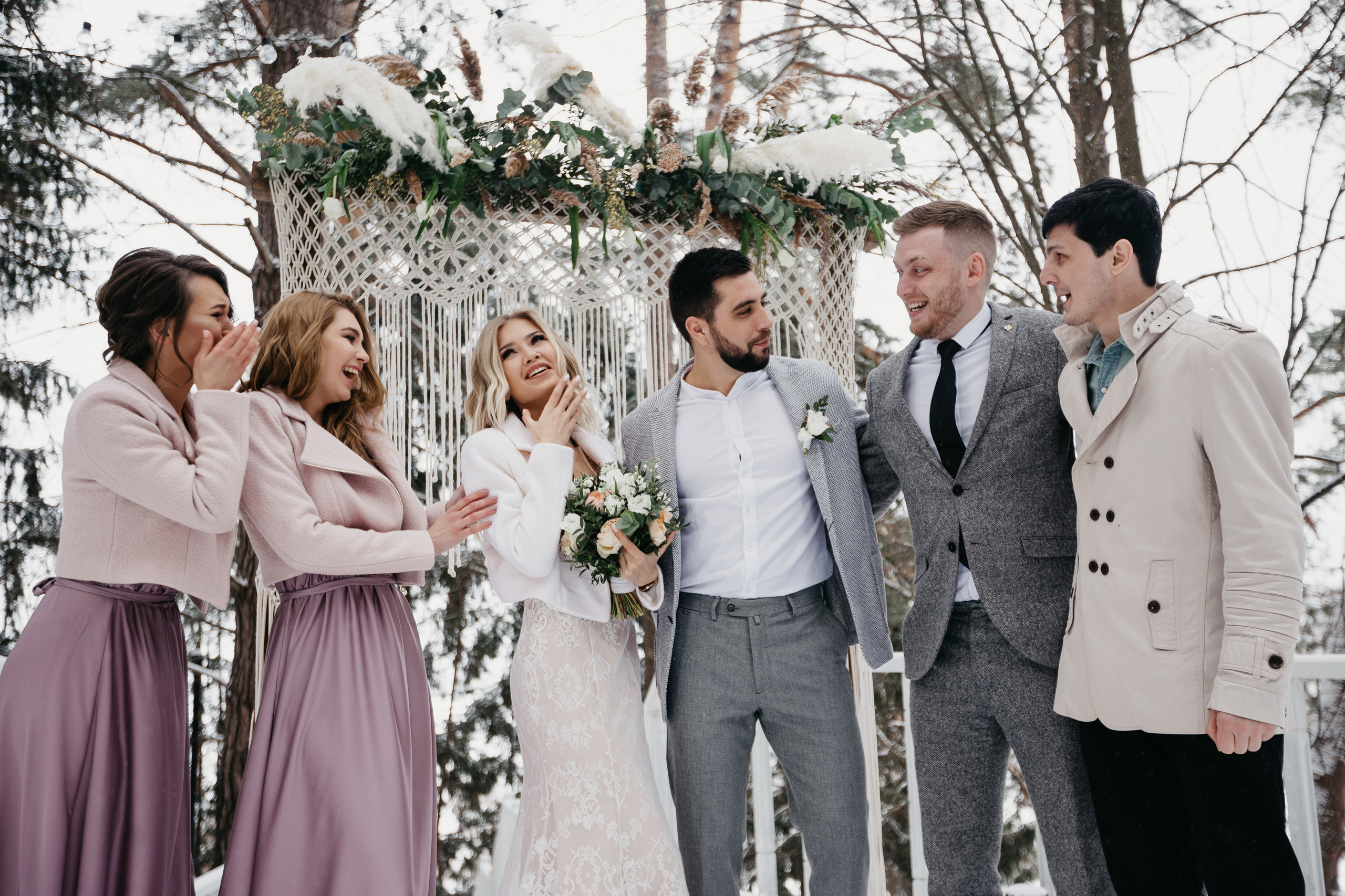 Свадебная прогулка в загородном отеле Pine River. Свадебный фотограф Калуга Москва Диана Румянцева