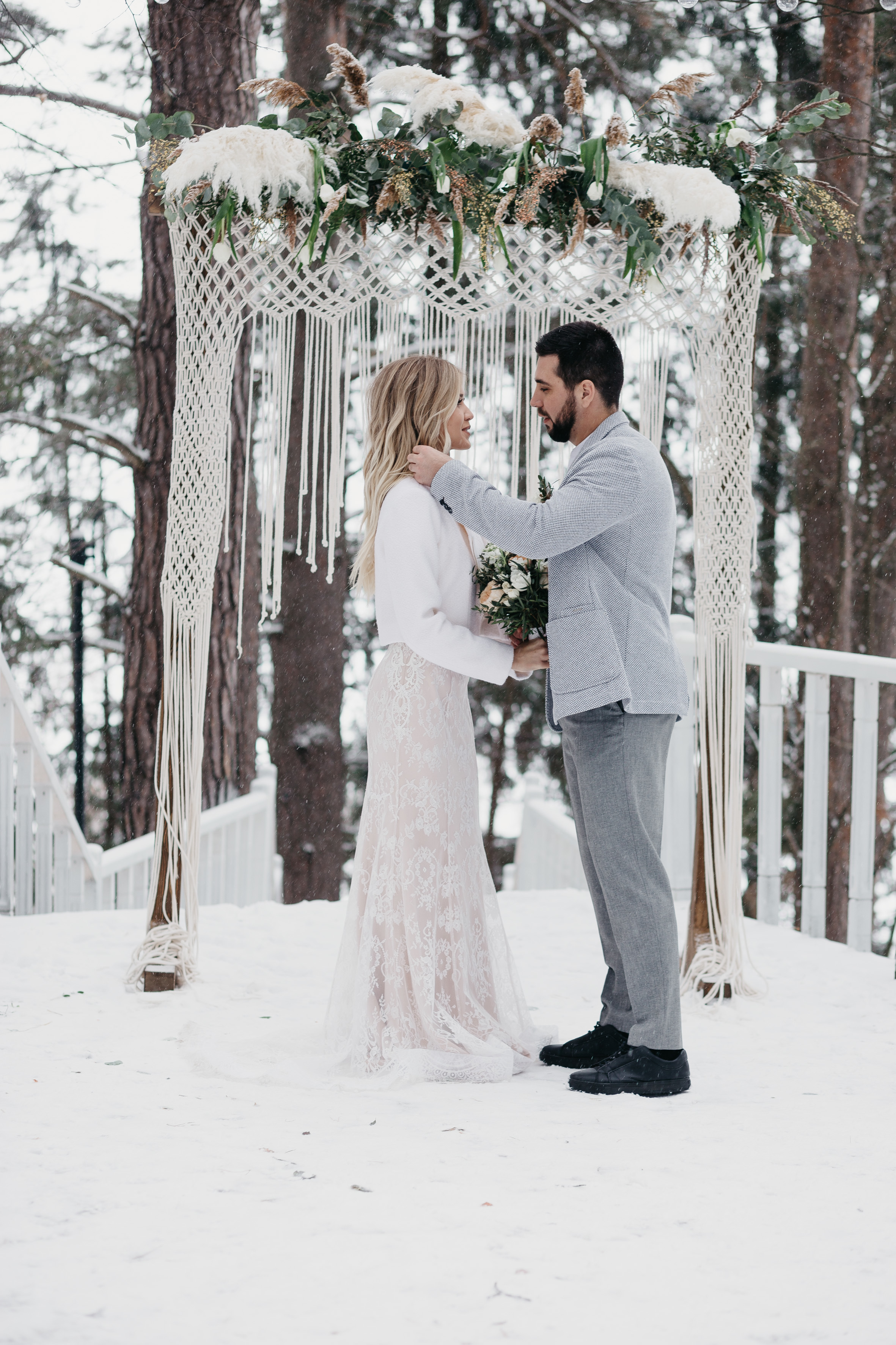 Свадебная прогулка в загородном отеле Pine River. Свадебный фотограф Калуга Москва Диана Румянцева