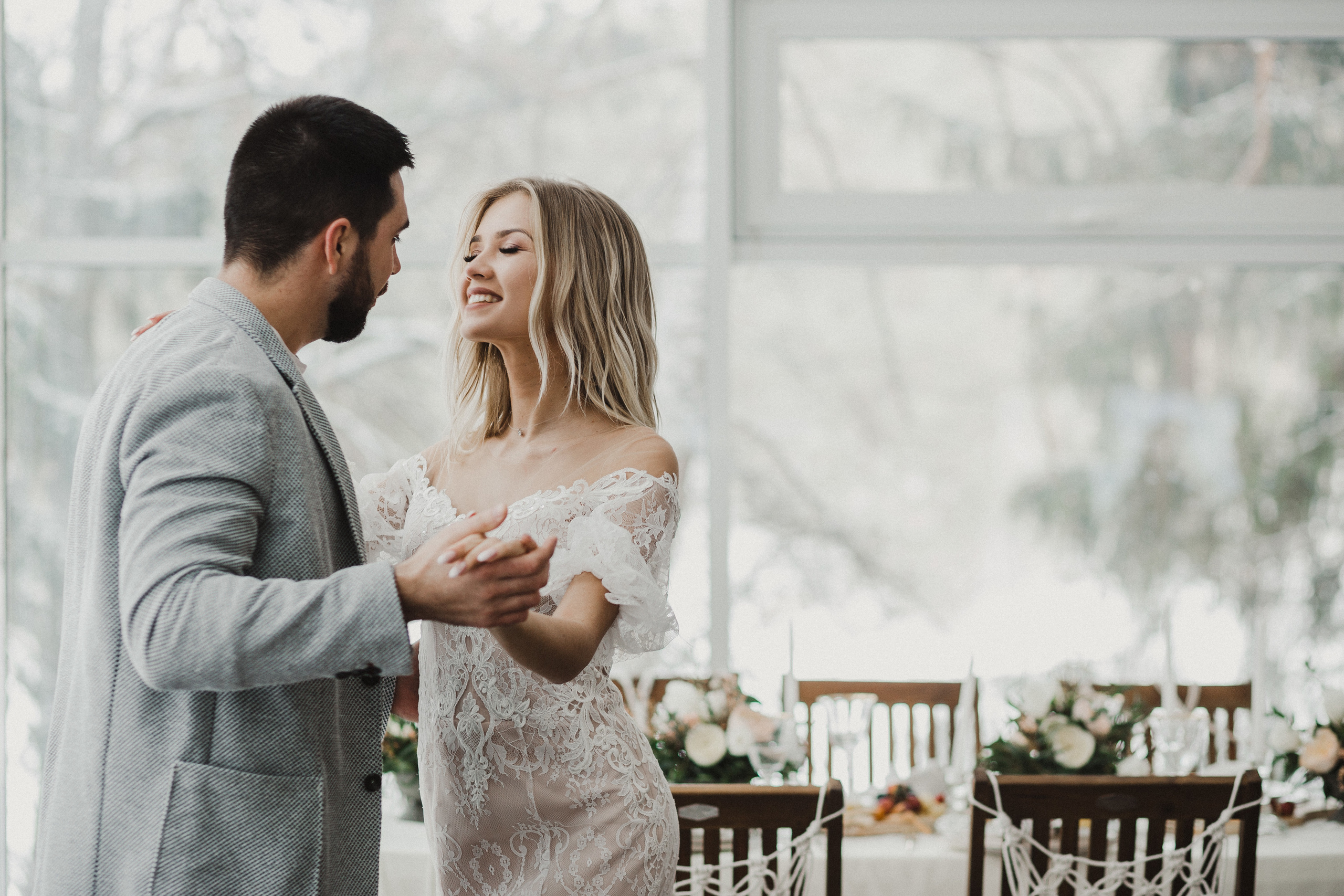 Свадебная прогулка в загородном отеле Pine River. Свадебный фотограф Калуга Москва Диана Румянцева