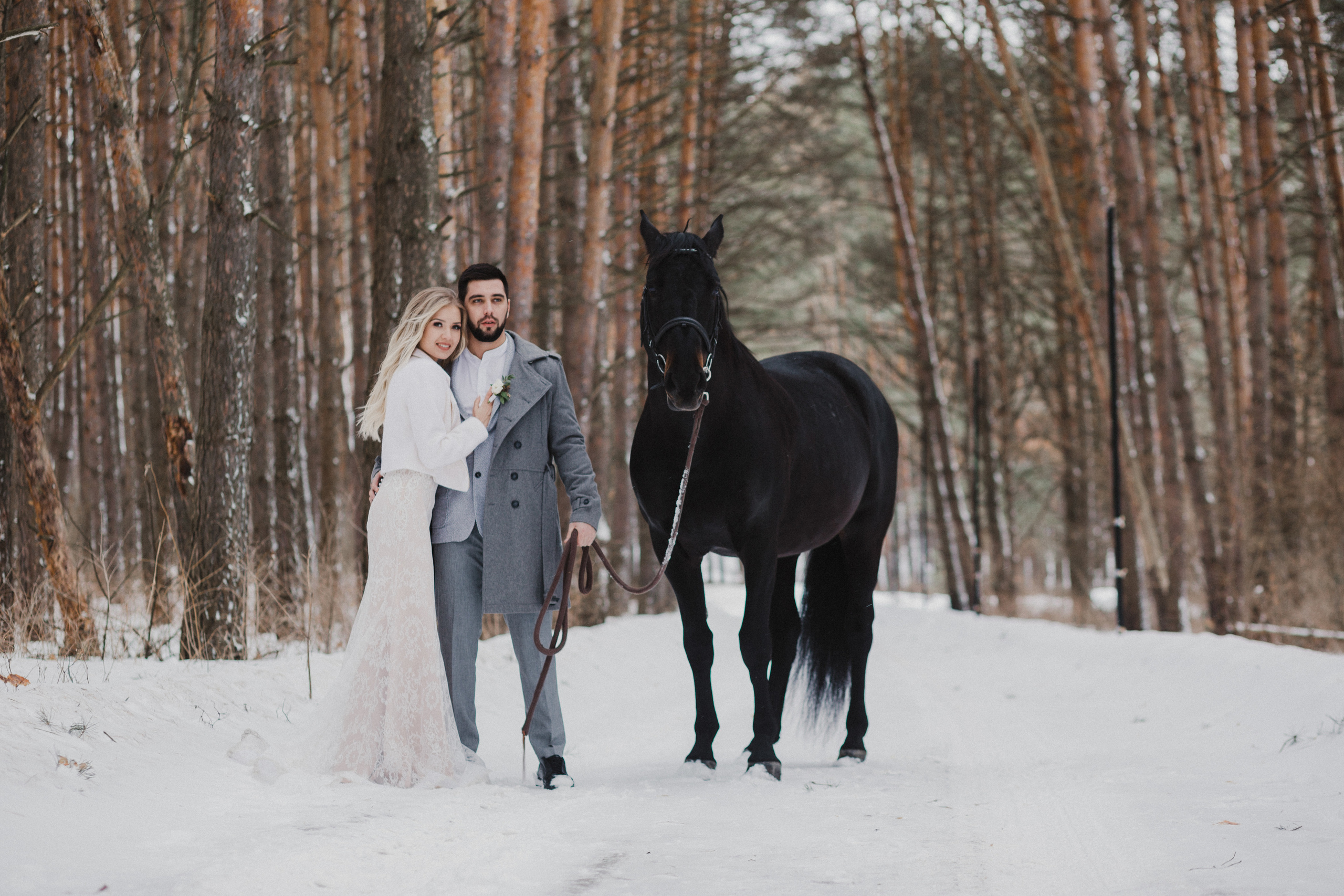 Свадебная прогулка в загородном отеле Pine River. Свадебный фотограф Калуга Москва Диана Румянцева