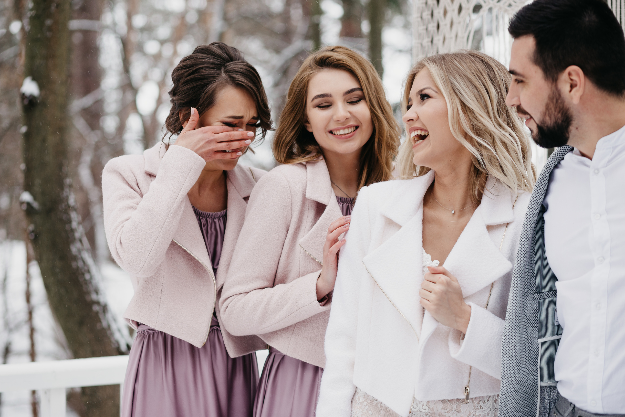 Свадебная прогулка в загородном отеле Pine River. Свадебный фотограф Калуга Москва Диана Румянцева