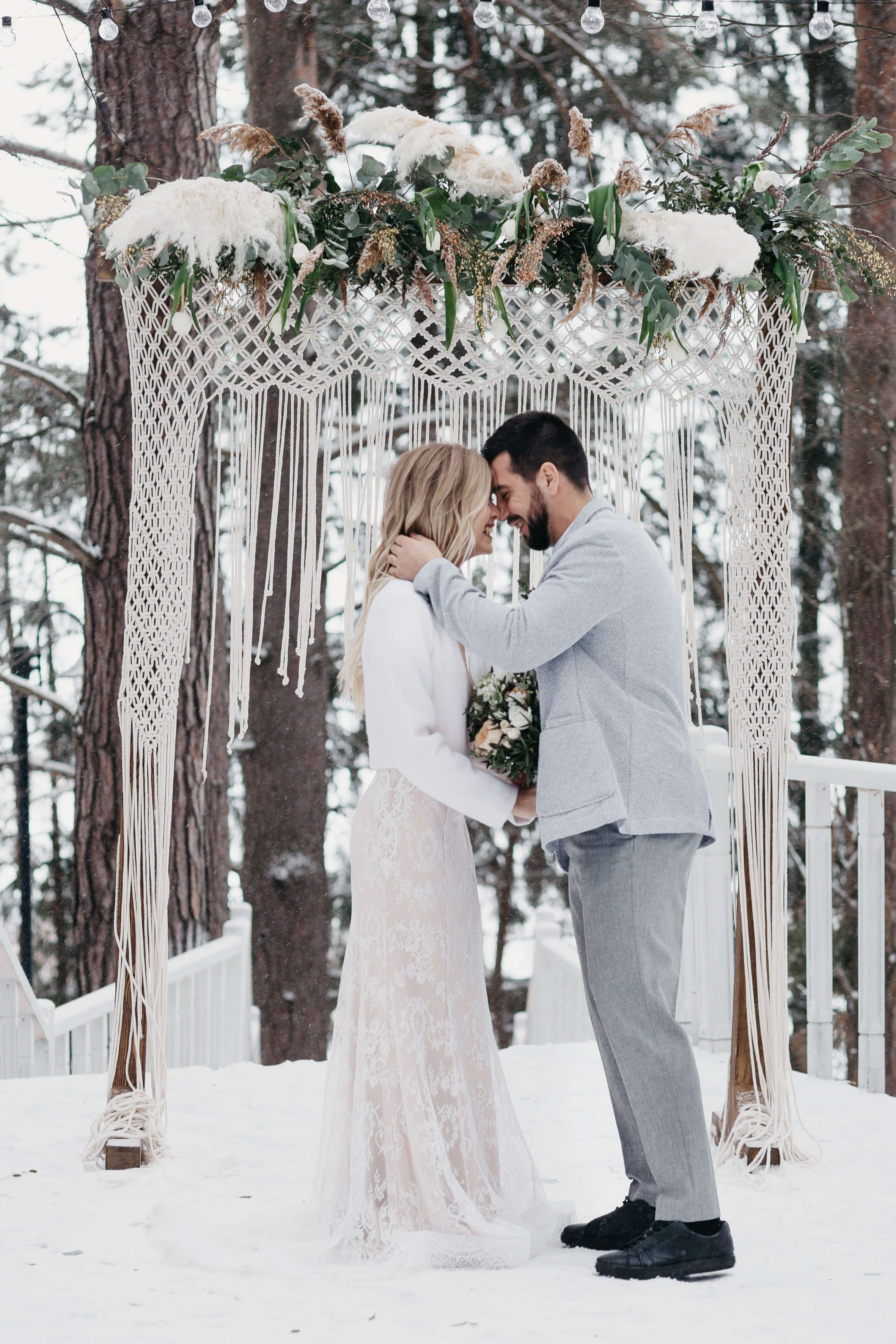 Свадебная прогулка в загородном отеле Pine River. Свадебный фотограф Калуга Москва Диана Румянцева