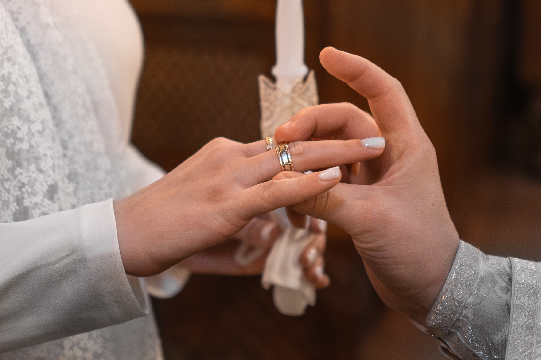 обручение - священник надевает кольцо на палец невесте