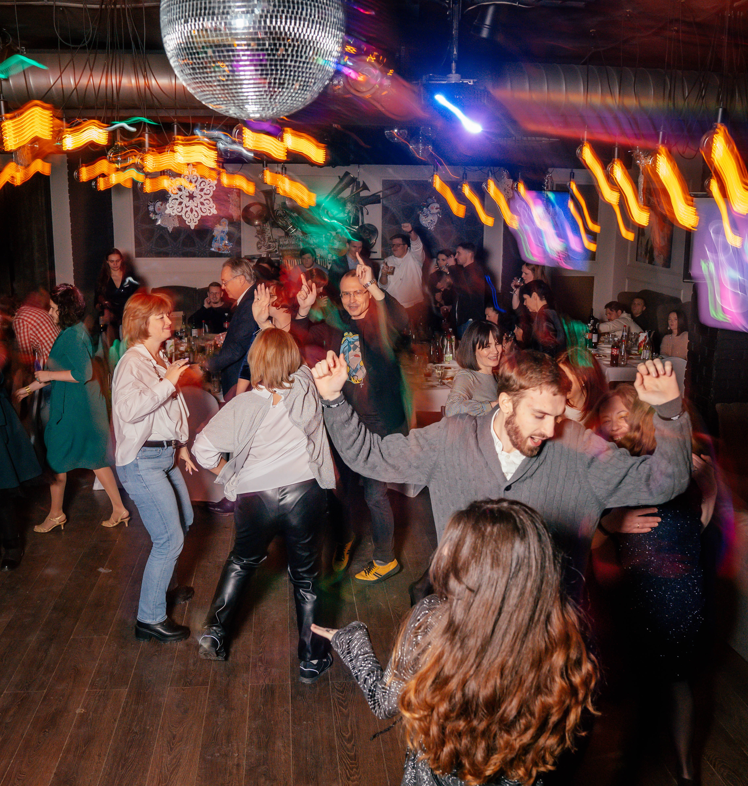 Корпоратив ООО «Мобильное Электронное Образование» в караоке-баре Studio 46. Фото и видео съёмка на заказ. VAU Studia. Москва
