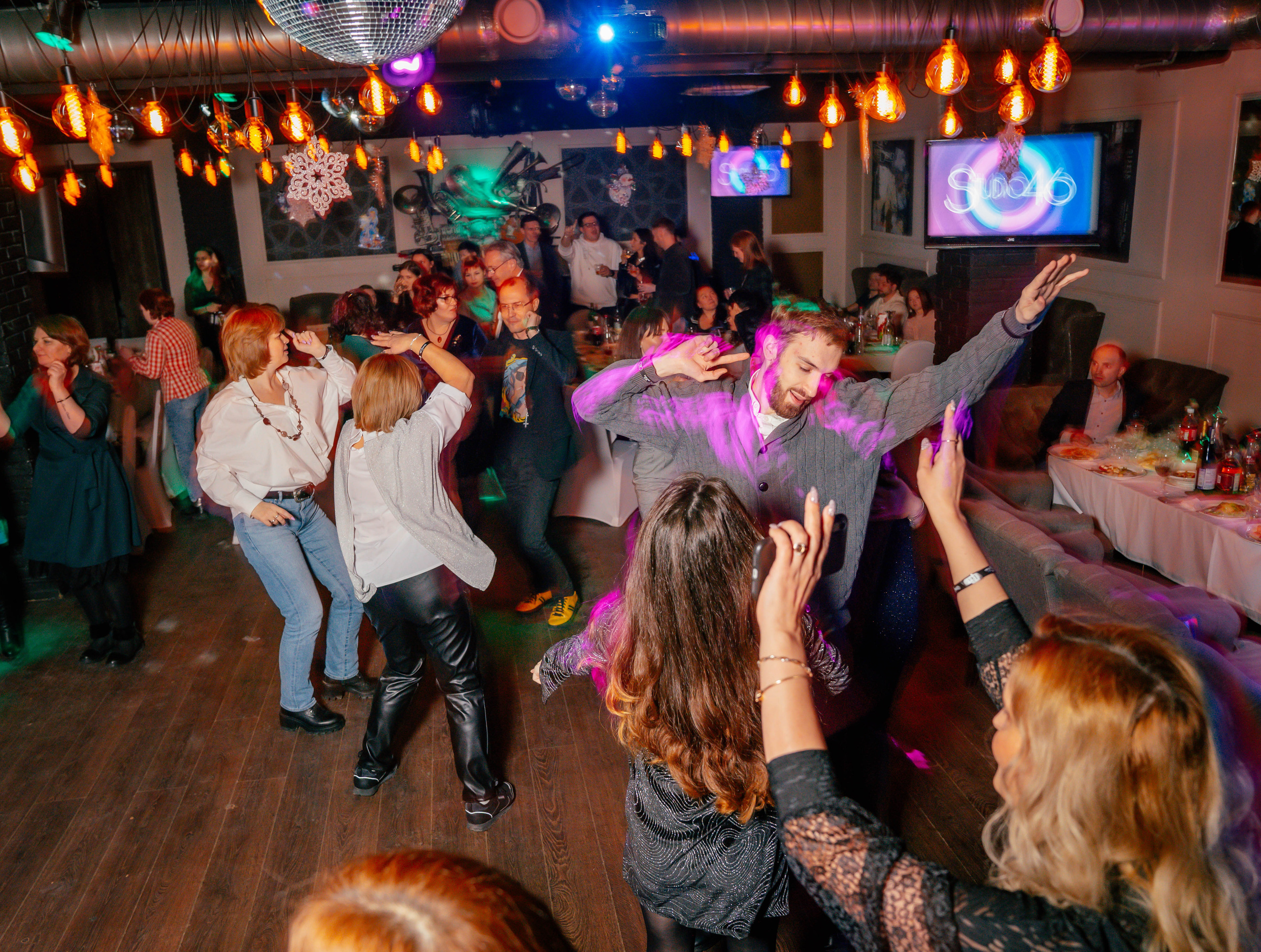 Корпоратив ООО «Мобильное Электронное Образование» в караоке-баре Studio 46. Фото и видео съёмка на заказ. VAU Studia. Москва