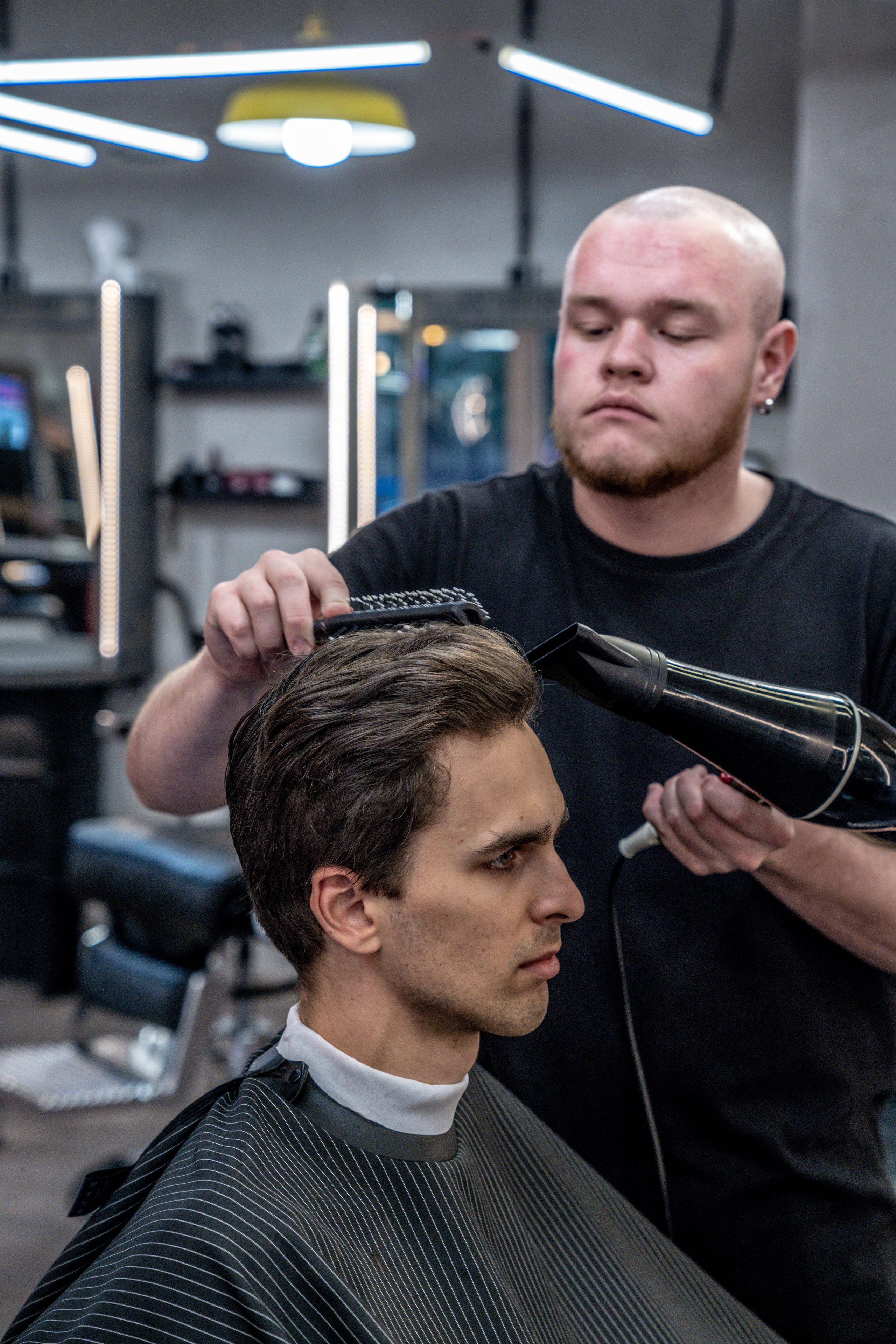 Барбершоп Barbershop Antihero барбер сушит волосы