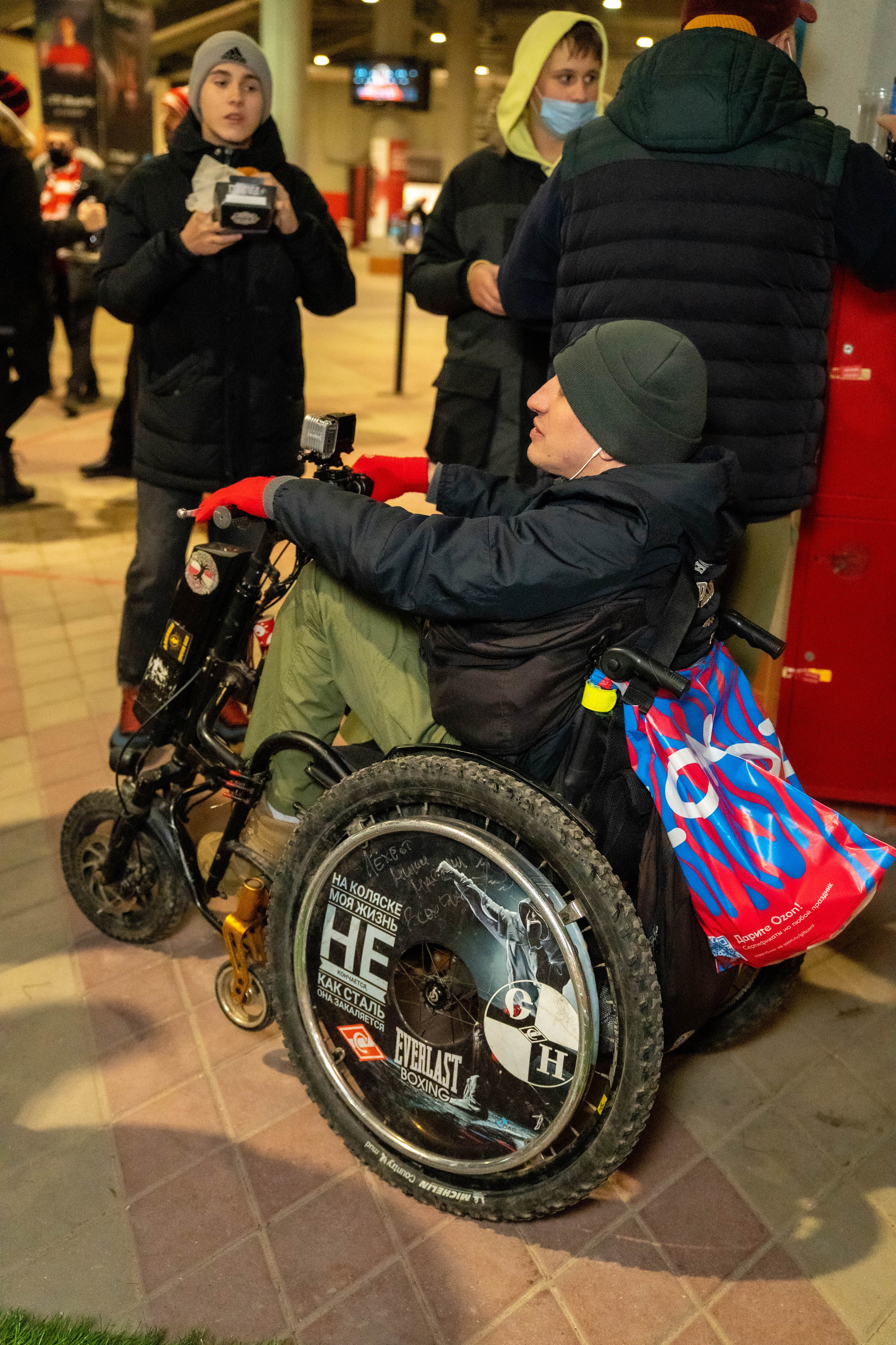 Стенд Благотворительного фонда Артёма Реброва «Своими глазами». Фото и видео съёмка на заказ. VAU Studia. Москва