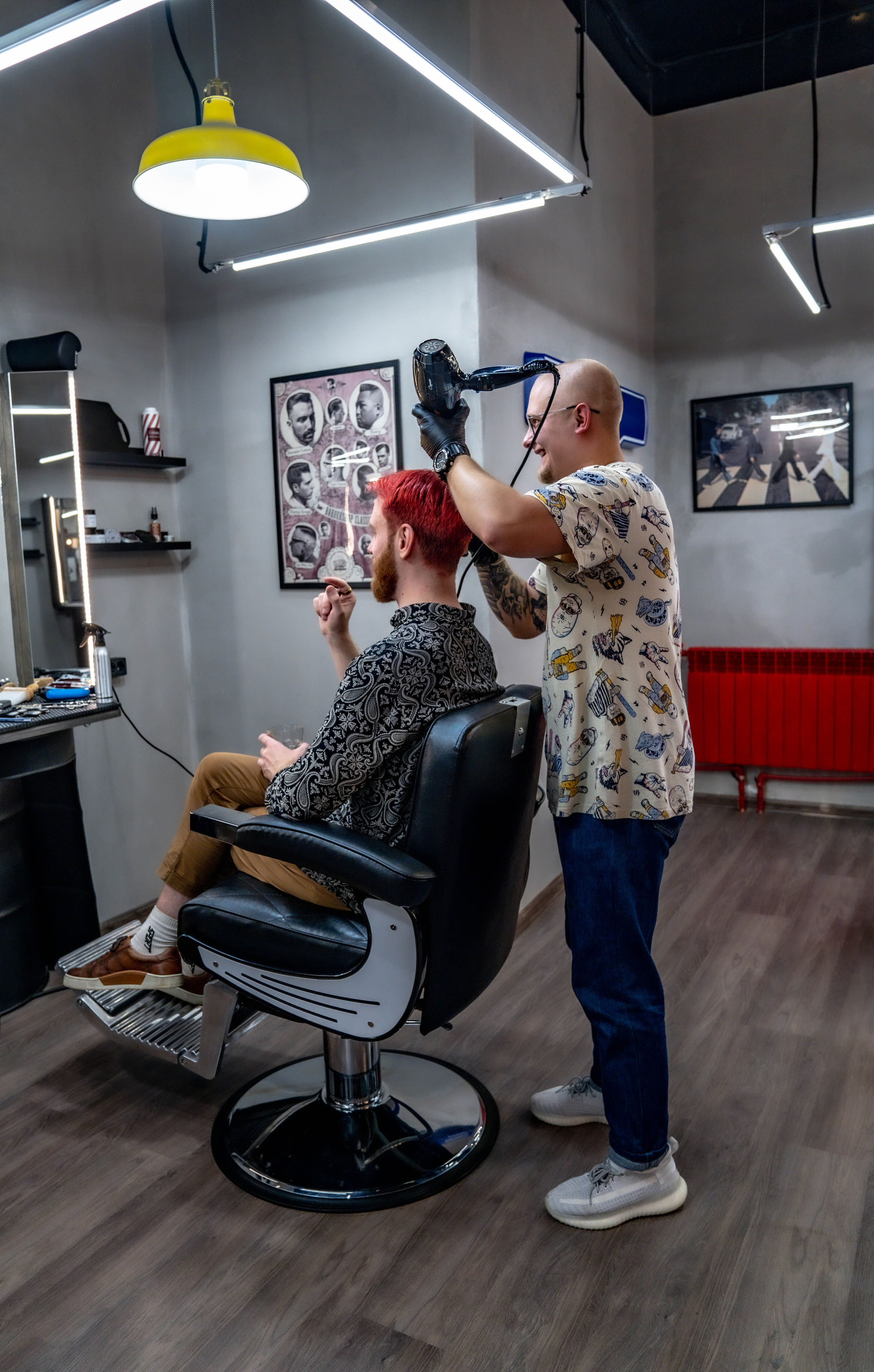 Барбершоп Barbershop Antihero стрижка красные волосы