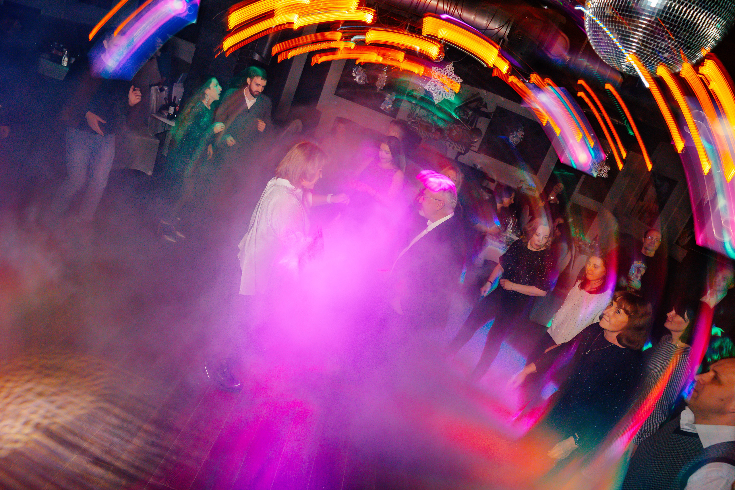 Корпоратив ООО «Мобильное Электронное Образование» в караоке-баре Studio 46. Фото и видео съёмка на заказ. VAU Studia. Москва