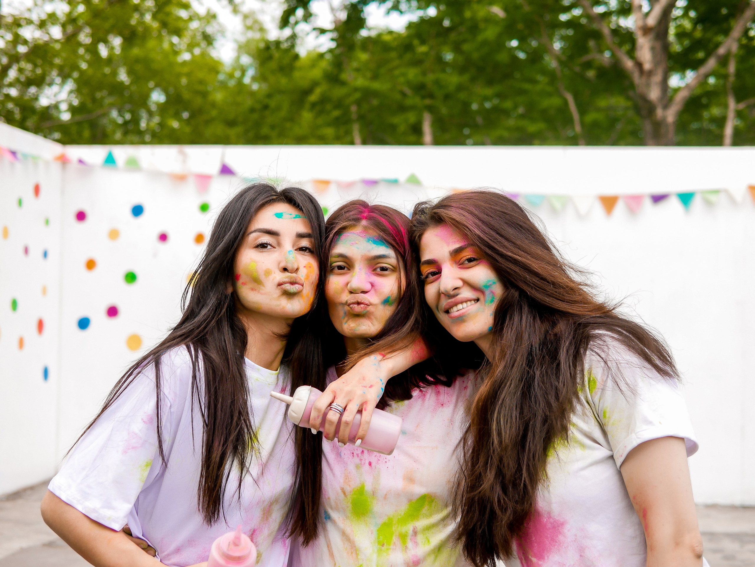 Корпоратив на природе с красками Холли. Фотограф Диана Воробьева Нижний Новгород