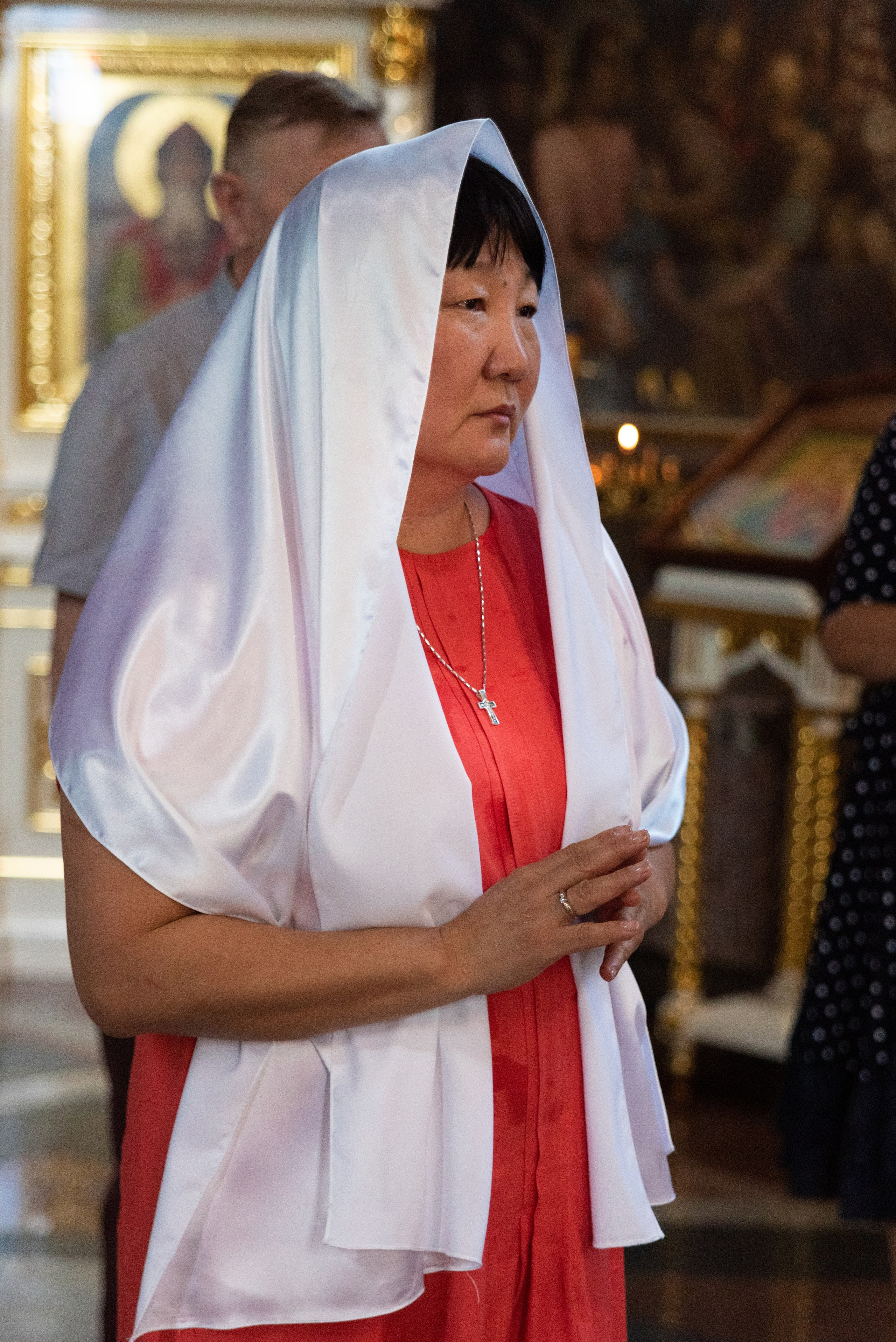 Фото женщины в белом крестильном полотне в православном храме Краснодара