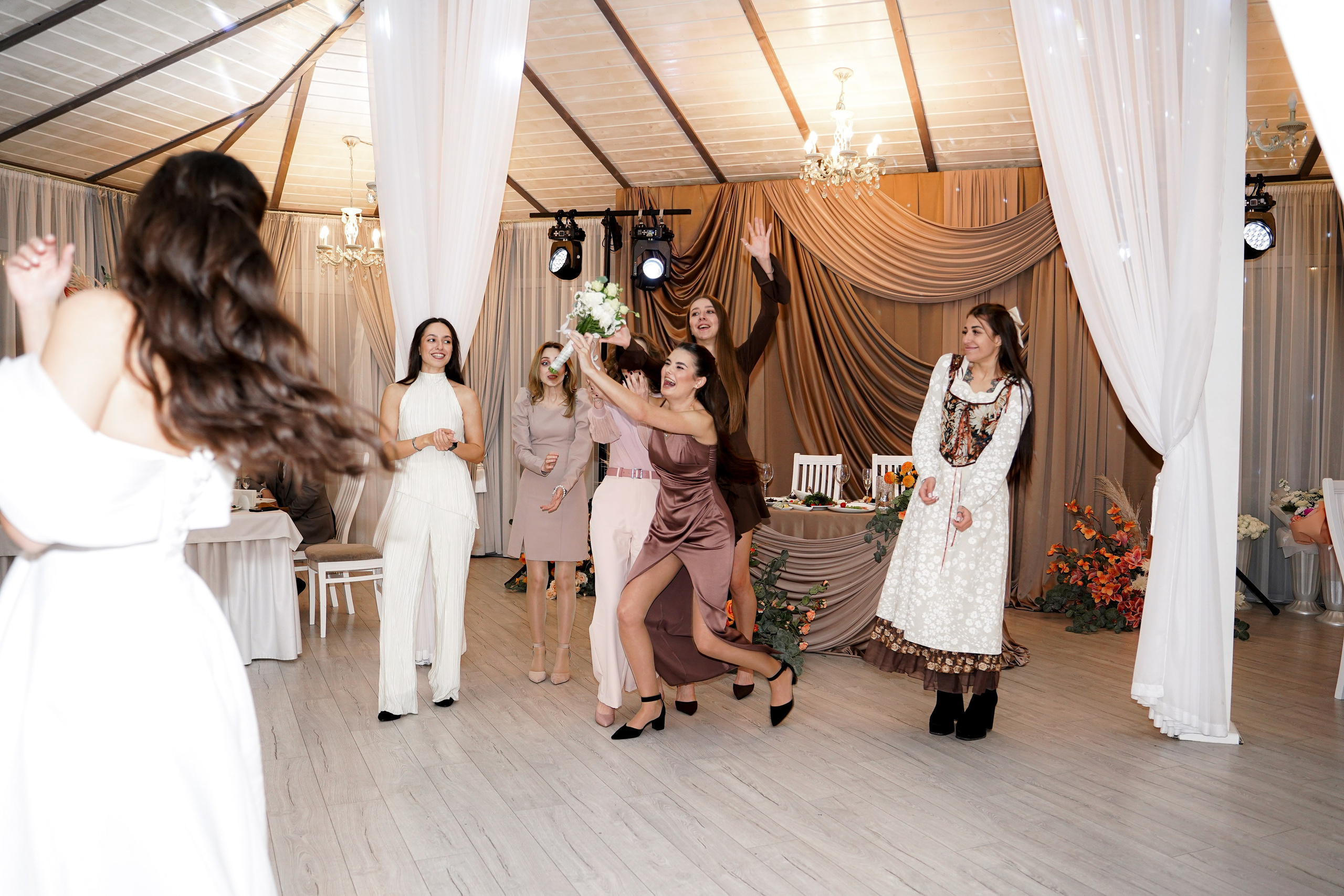 Свадебный банкет в беседке. Свадебный фотограф в Ростове-на-Дону. Таинство Крещения и Венчания, семейные фотосессии. Алёна Чёботова